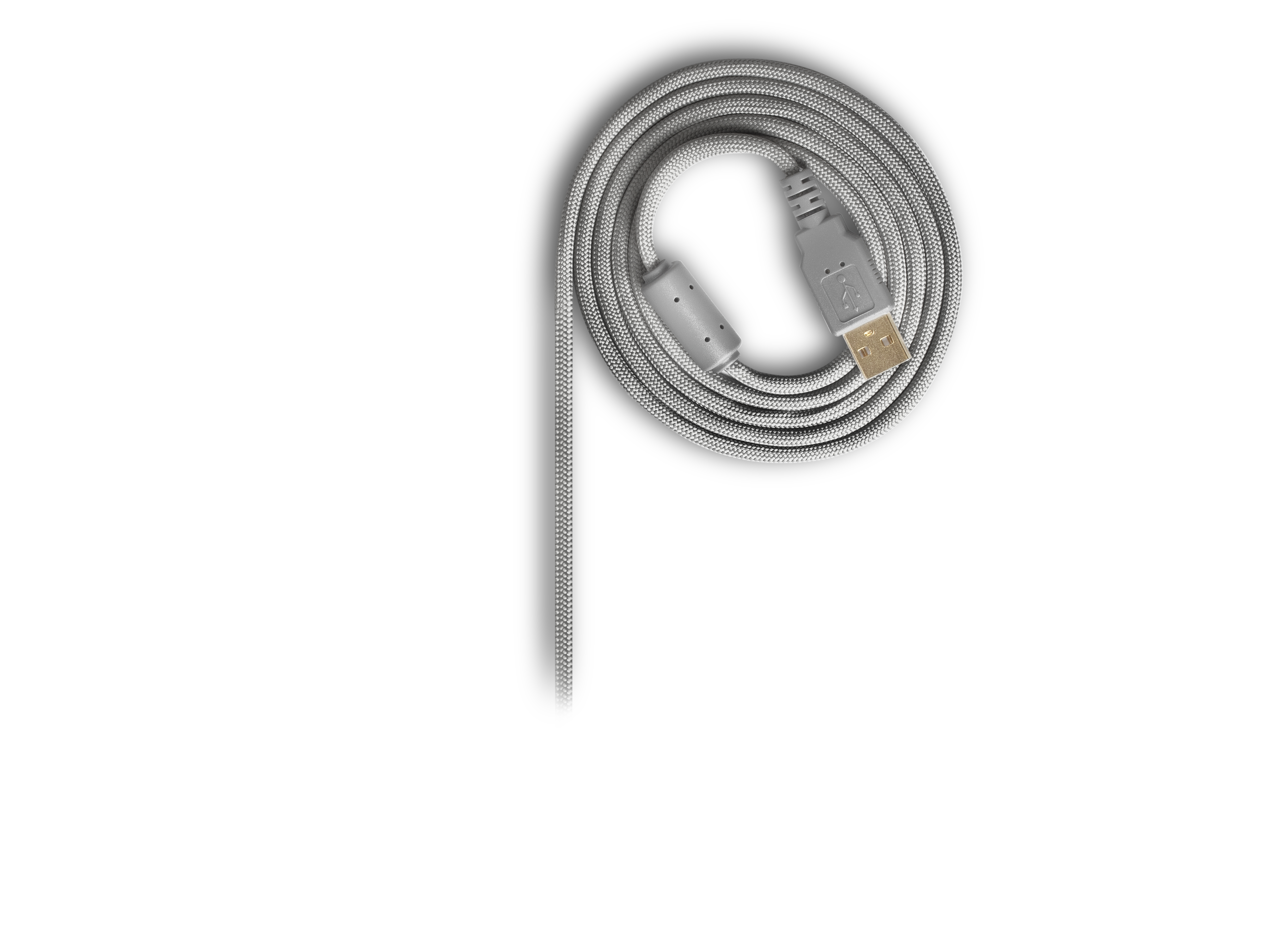Ein gewendeltes graues USB-Kabel auf weißem Grund. Die Anschlüsse sind sichtbar.