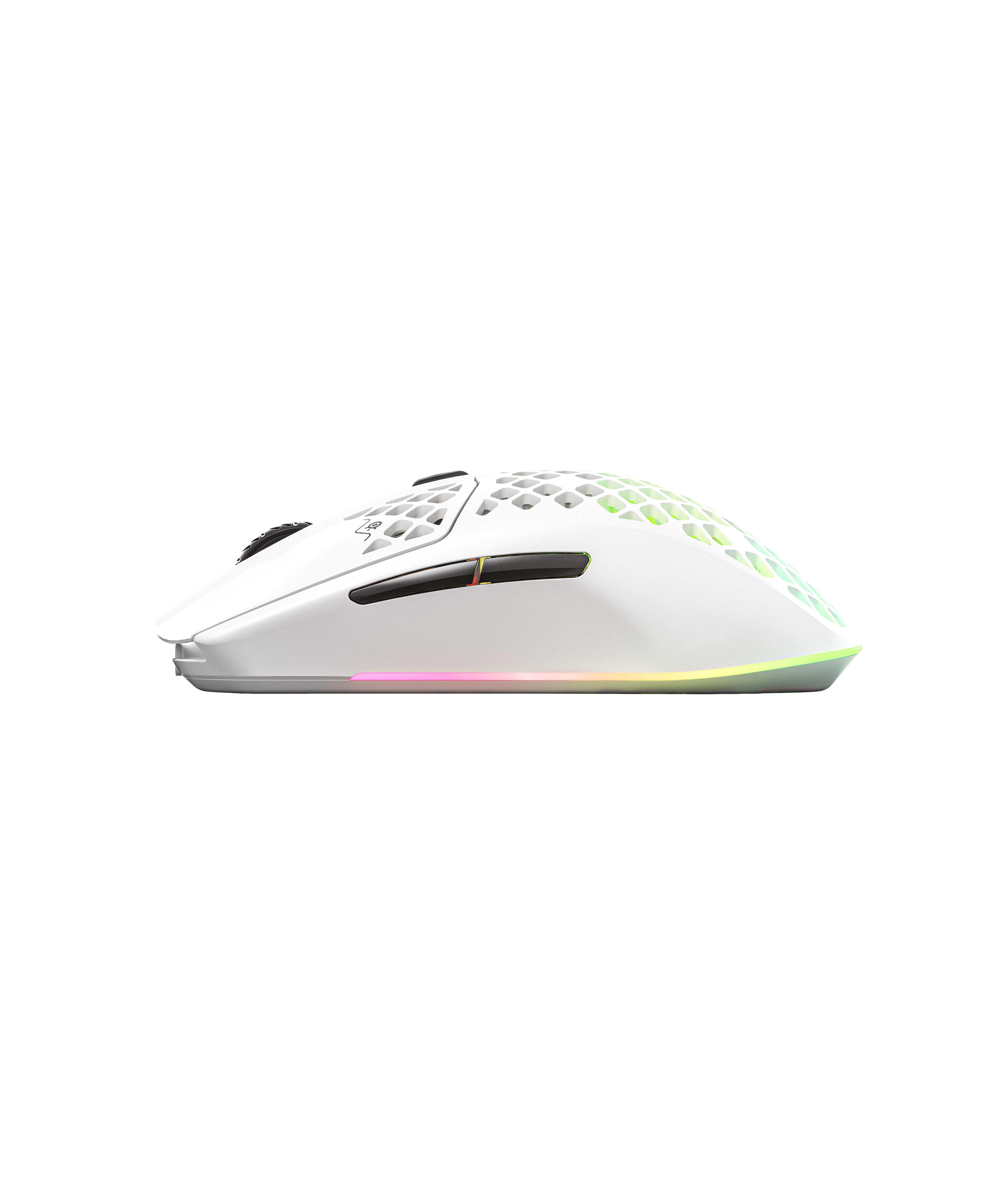 Weiße Gaming-Maus mit Wabenmuster und RGB-Beleuchtung am unteren Rand, isoliert auf weißem Hintergrund.