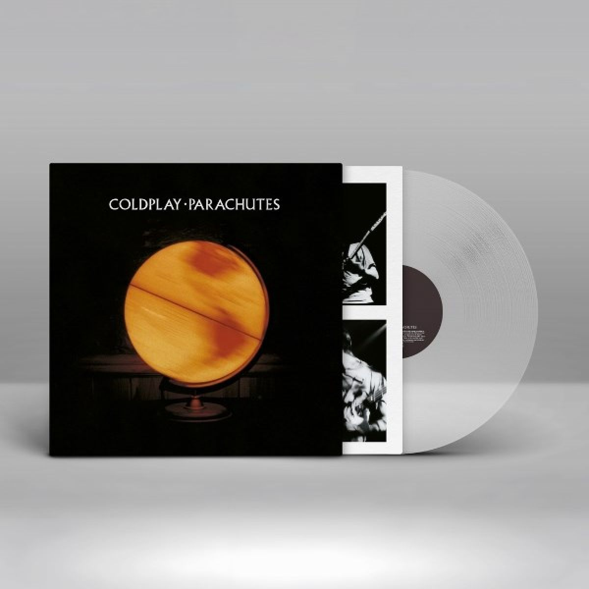 Albumhoes van 'Parachutes' van Coldplay. Toont een wereldbol, vinylplaat en een zwart-witte binnenhoes met afbeeldingen van de band.