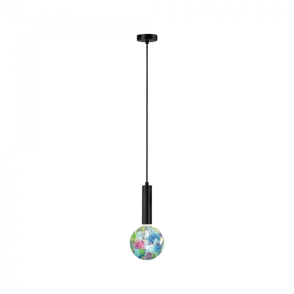 Czarna lampa wisząca zwisa z sufitu. Ma cylindryczną podstawę i kolorową żarówkę w kształcie kuli w stylu mozaiki.