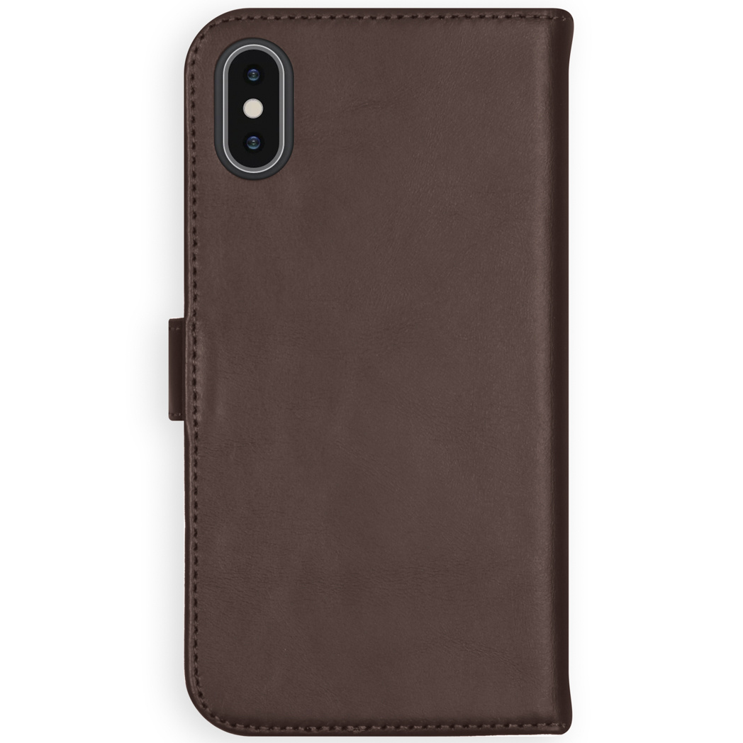 Une housse de téléphone en cuir marron est visible. Elle possède un trou pour l'appareil photo et une fermeture magnétique. L'étui est sur fond blanc.
