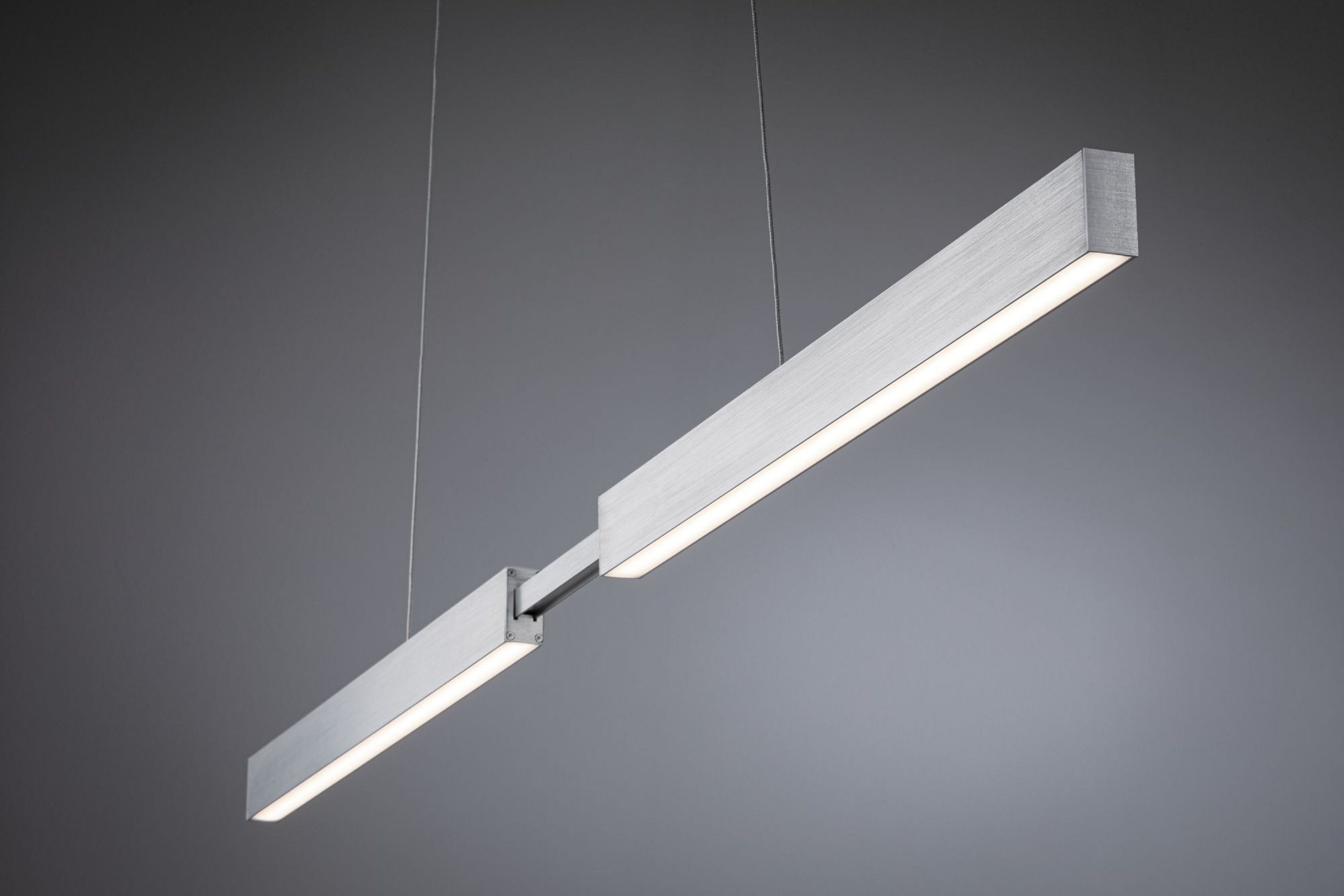 Un luminaire rectangulaire moderne est suspendu au plafond. Il possède deux barres connectées qui émettent une lumière blanche vive.