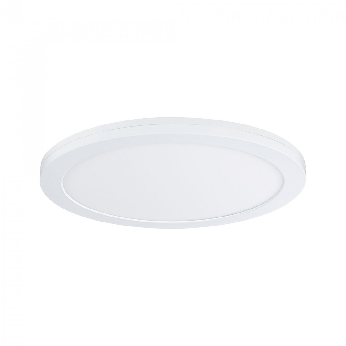 Biała, okrągła lampa sufitowa. Ma płaską, okrągłą konstrukcję z gładką powierzchnią i białą ramą na białym tle.