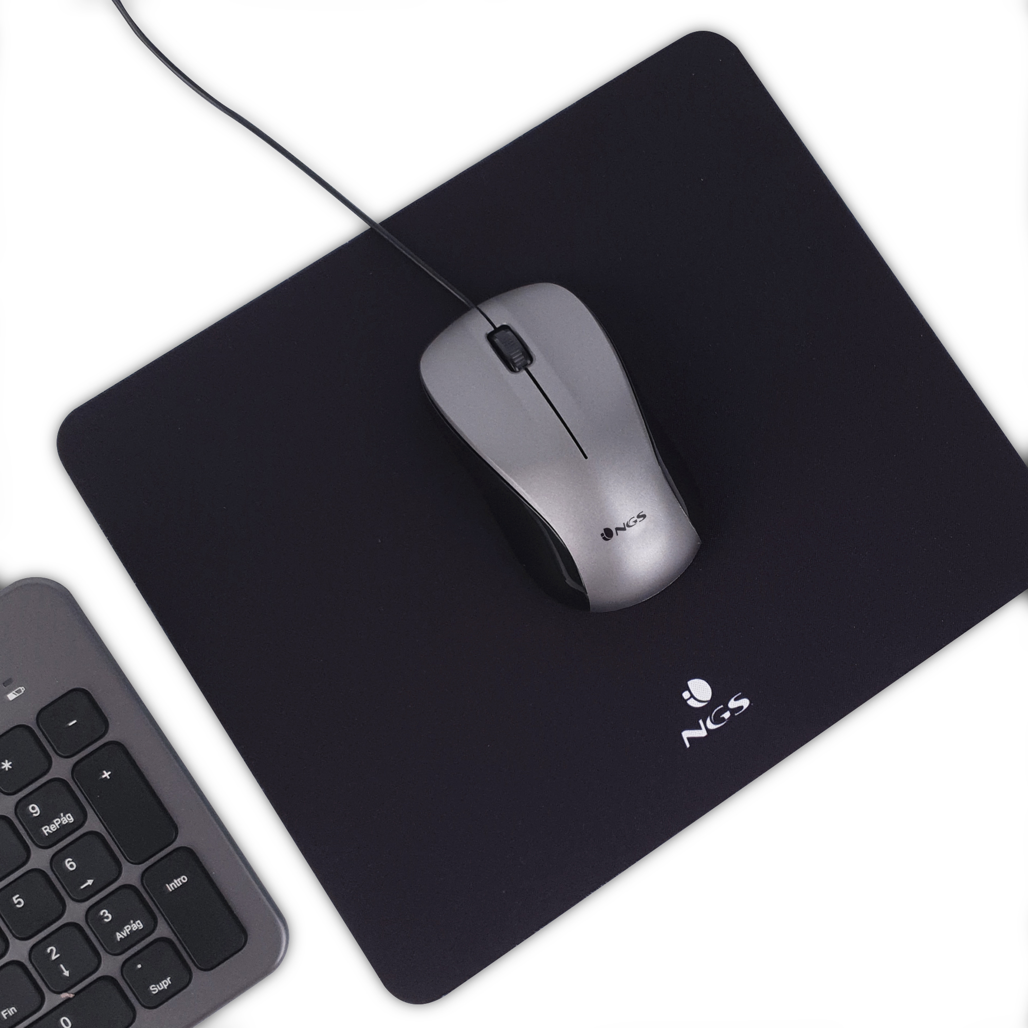 Un ratón de computadora gris sobre una alfombrilla negra, con un teclado numérico en la esquina. La alfombrilla tiene el logo 'NGS'.