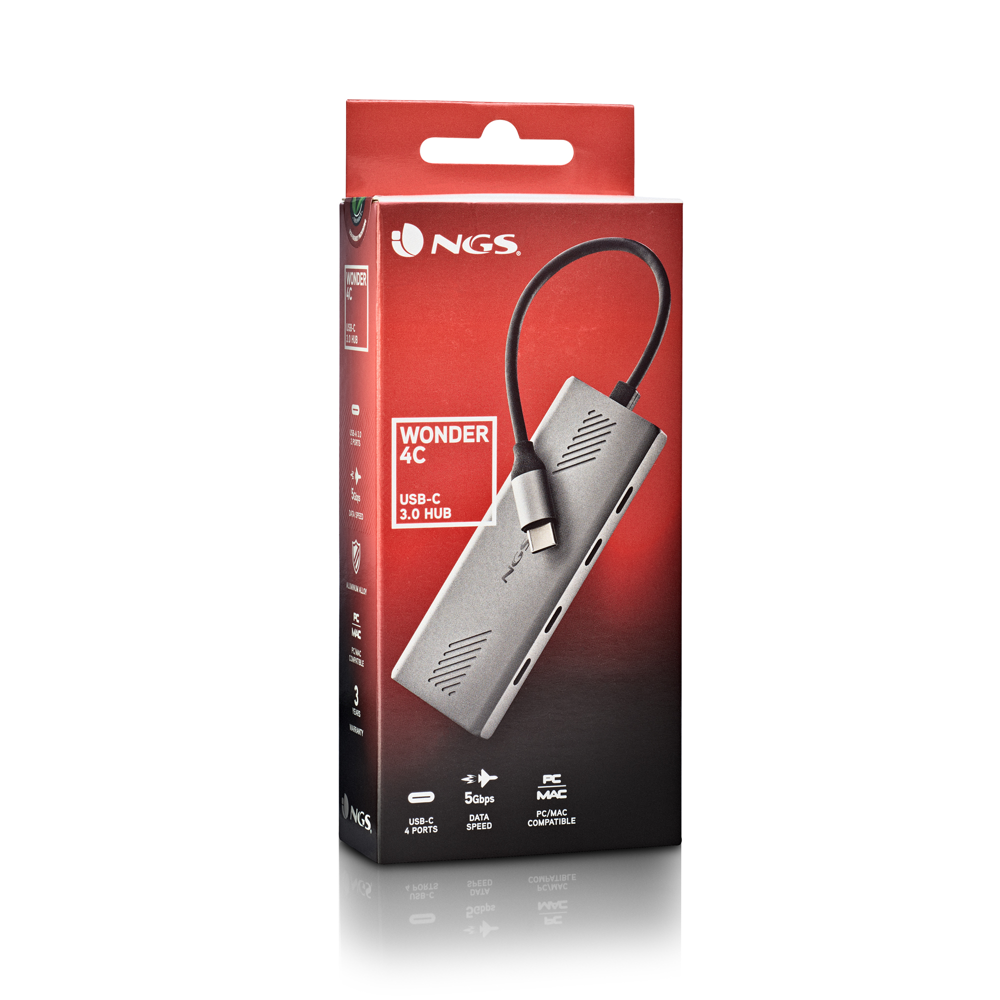Produktverpackung für einen USB-C-Hub, silberner Hub mit schwarzem Kabel. Die Box ist rot und schwarz, mit der Marke NGS.