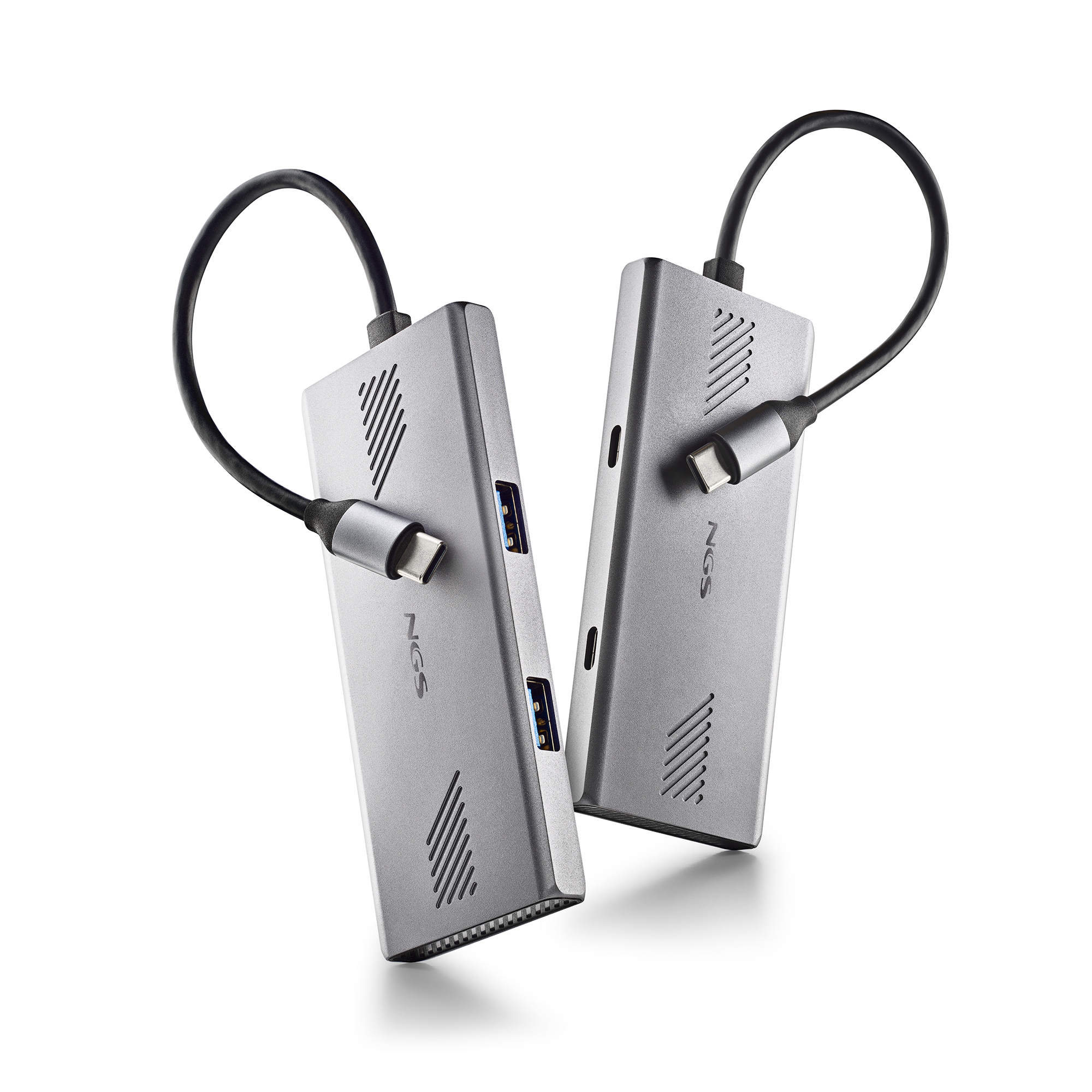 Zwei silberne NGS USB-C-Hubs mit schwarzen Kabeln, isoliert auf weißem Hintergrund. Jeder hat einen USB-C- und einen USB-Anschluss.