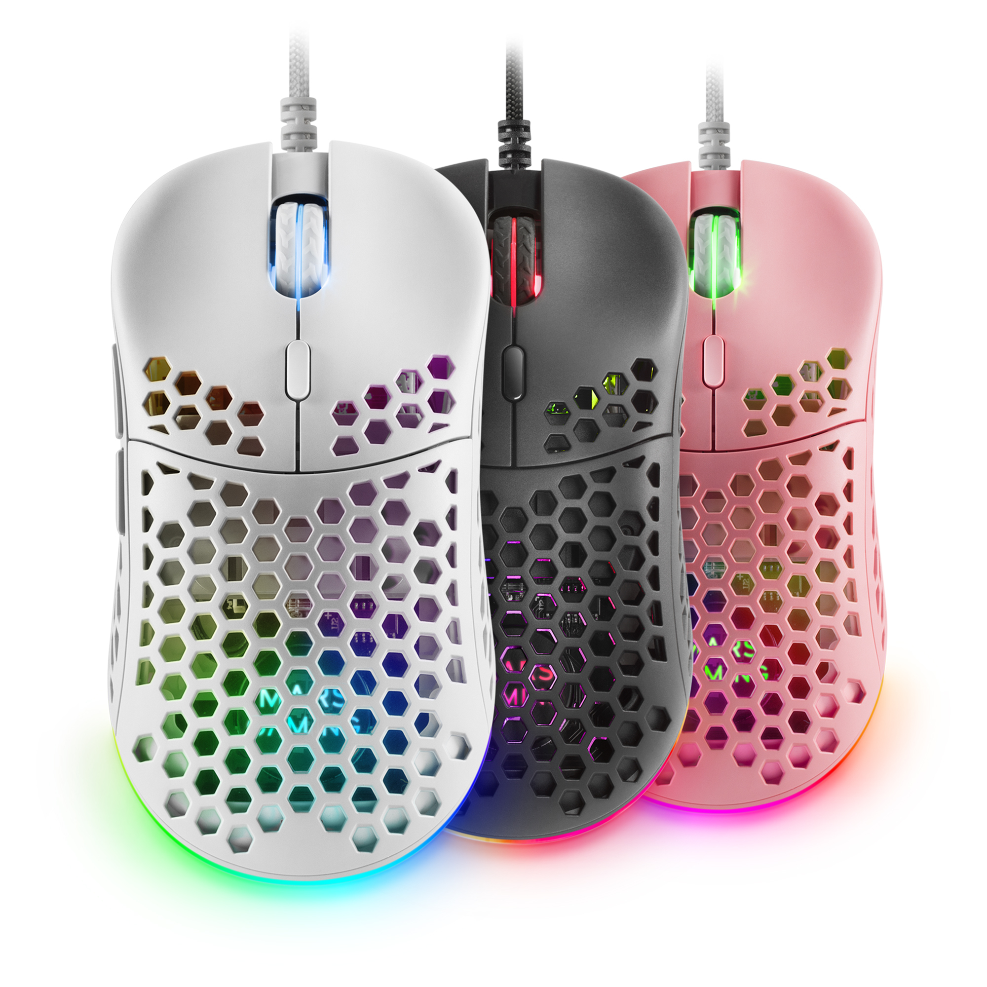 Drie gamingmuizen in wit, zwart en roze, elk met RGB-verlichting en een honingraatontwerp, gerangschikt op een witte achtergrond.