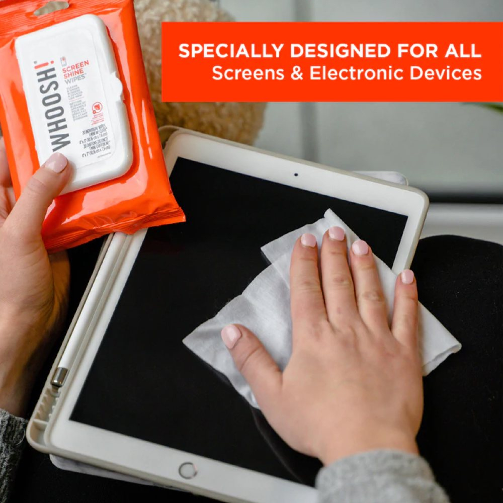 Eine Person reinigt einen iPad-Bildschirm mit einem Wischtuch. In der Nähe wird eine orangefarbene Packung Bildschirmtücher gehalten.