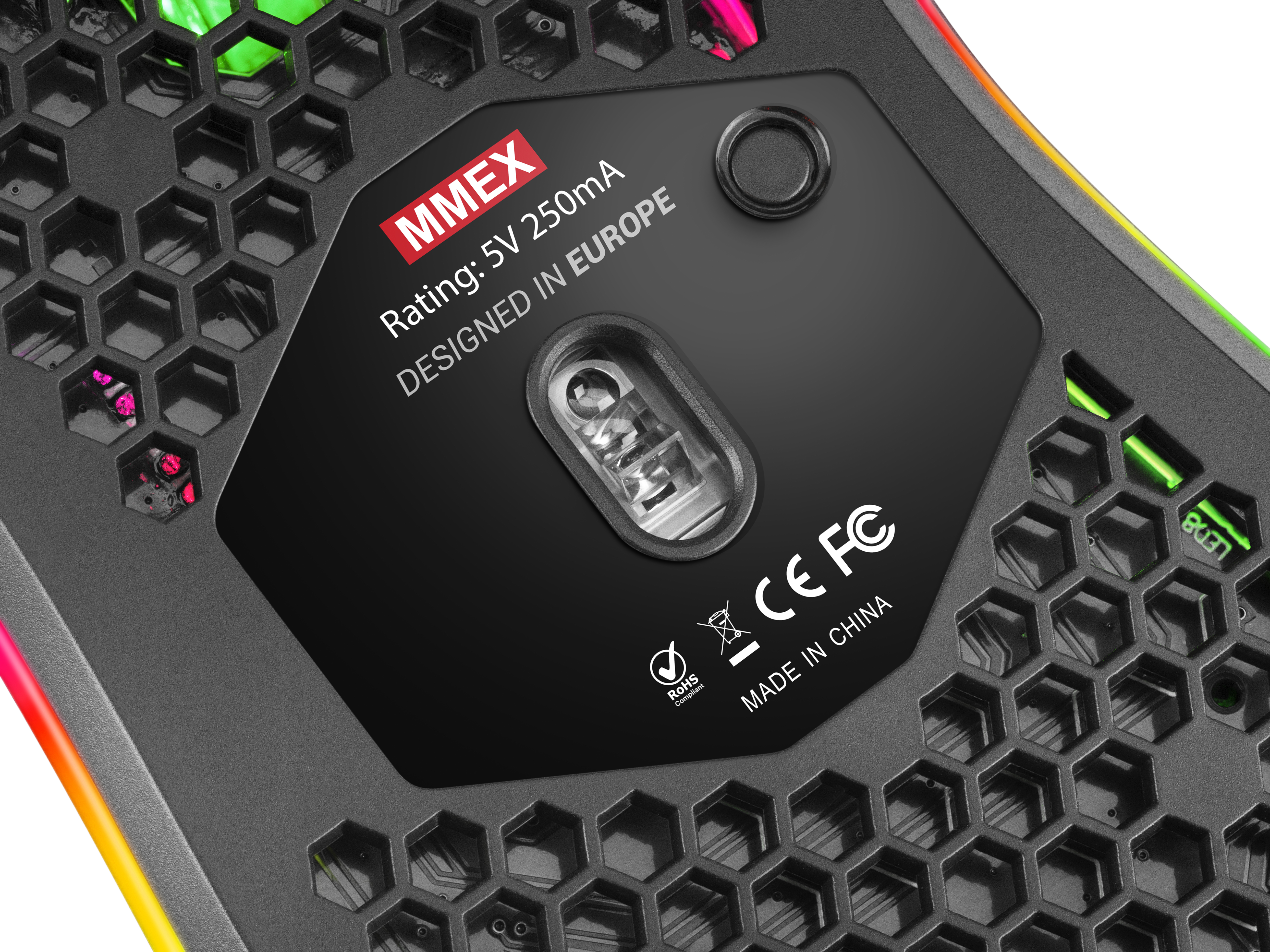 Primo piano della parte inferiore di un mouse da gioco. Include design a nido d'ape, logo MMEX e testo Made in China.