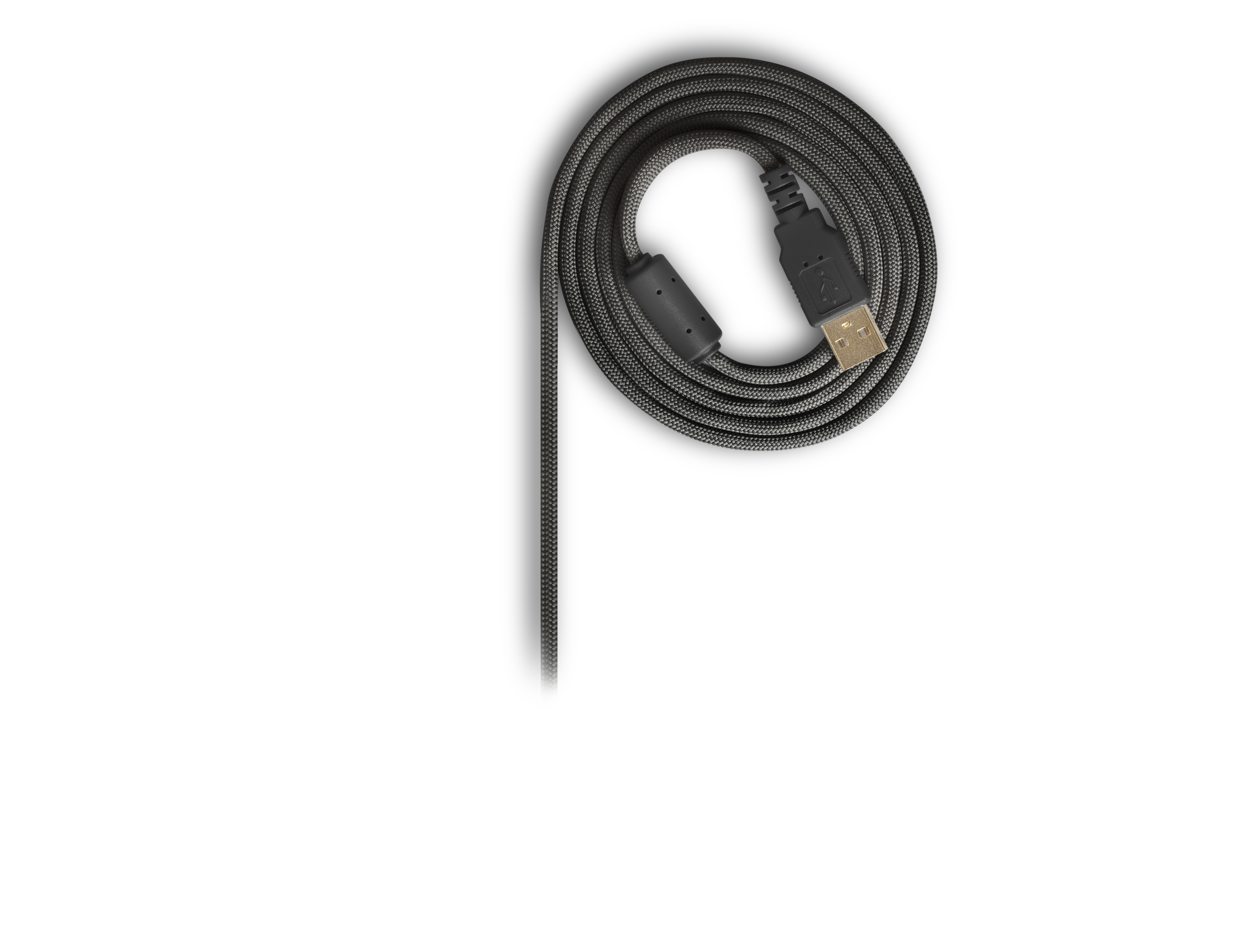 Un cavo USB grigio intrecciato, arrotolato, con un connettore USB-A. Si trova su sfondo bianco.