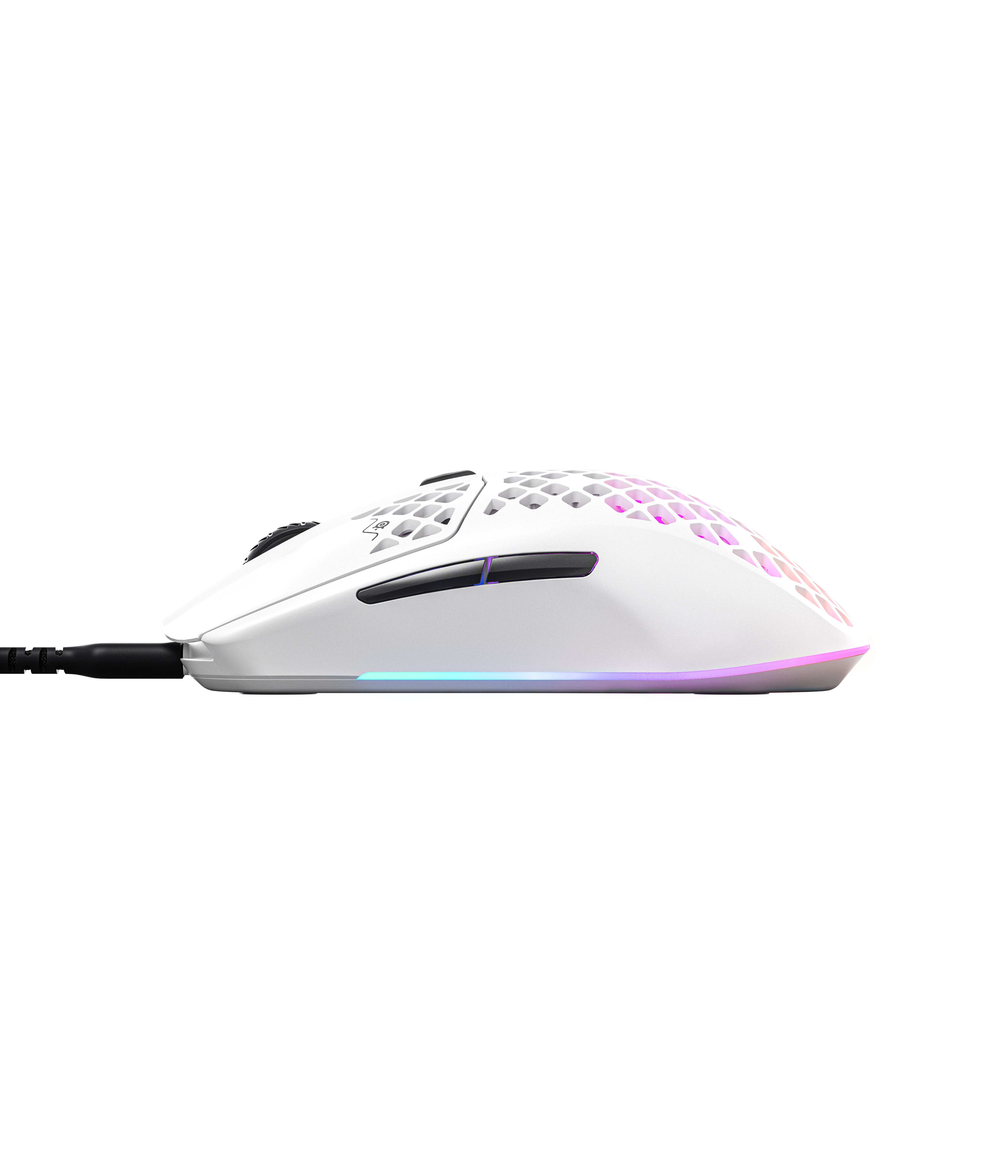 Eine weiße Gaming-Maus mit Wabenmuster. Sie hat ein schwarzes Kabel und RGB-Beleuchtung.