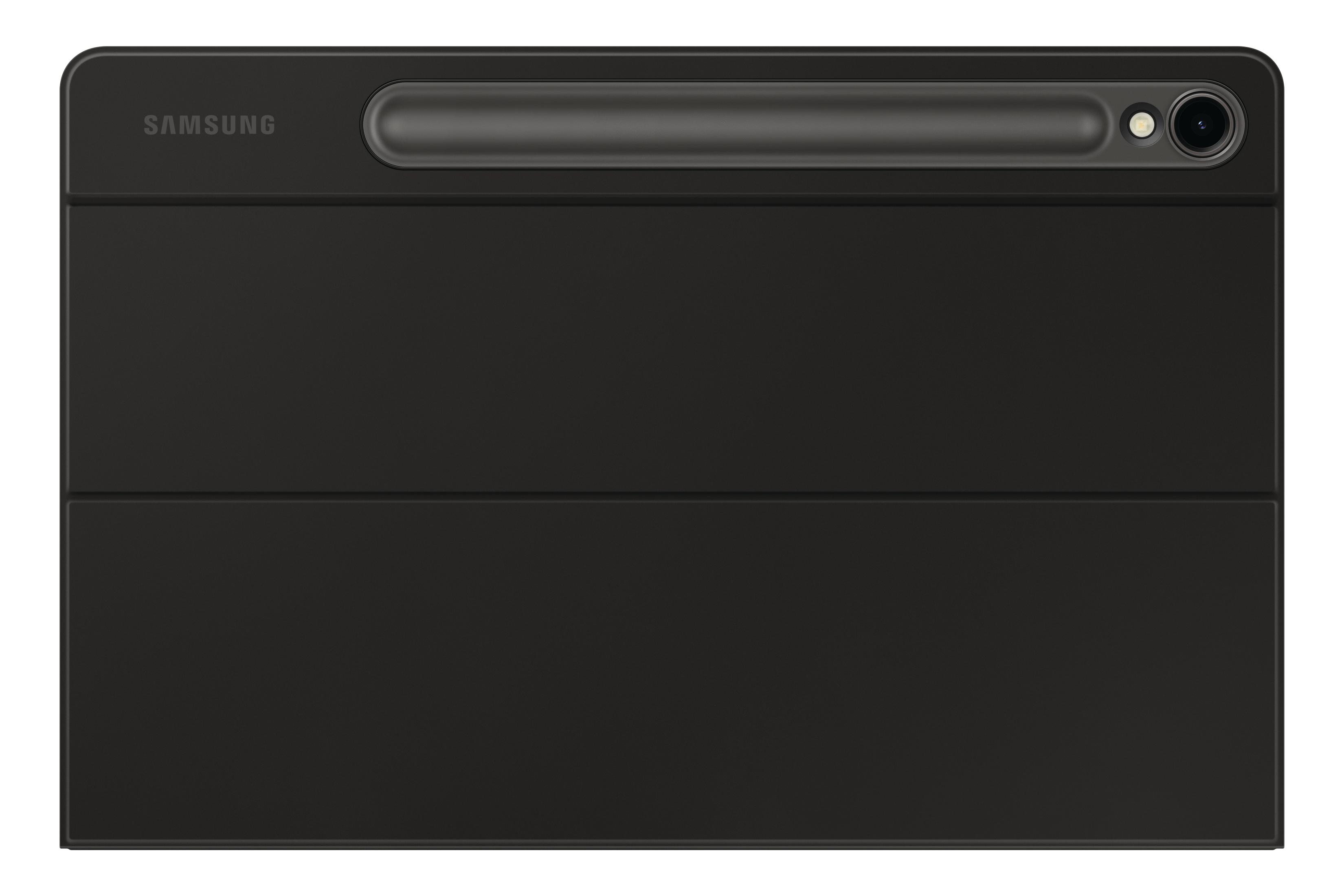Une housse de tablette Samsung noire. Comprend une rainure gris foncé, une caméra et le nom de la marque. La housse est fermée.