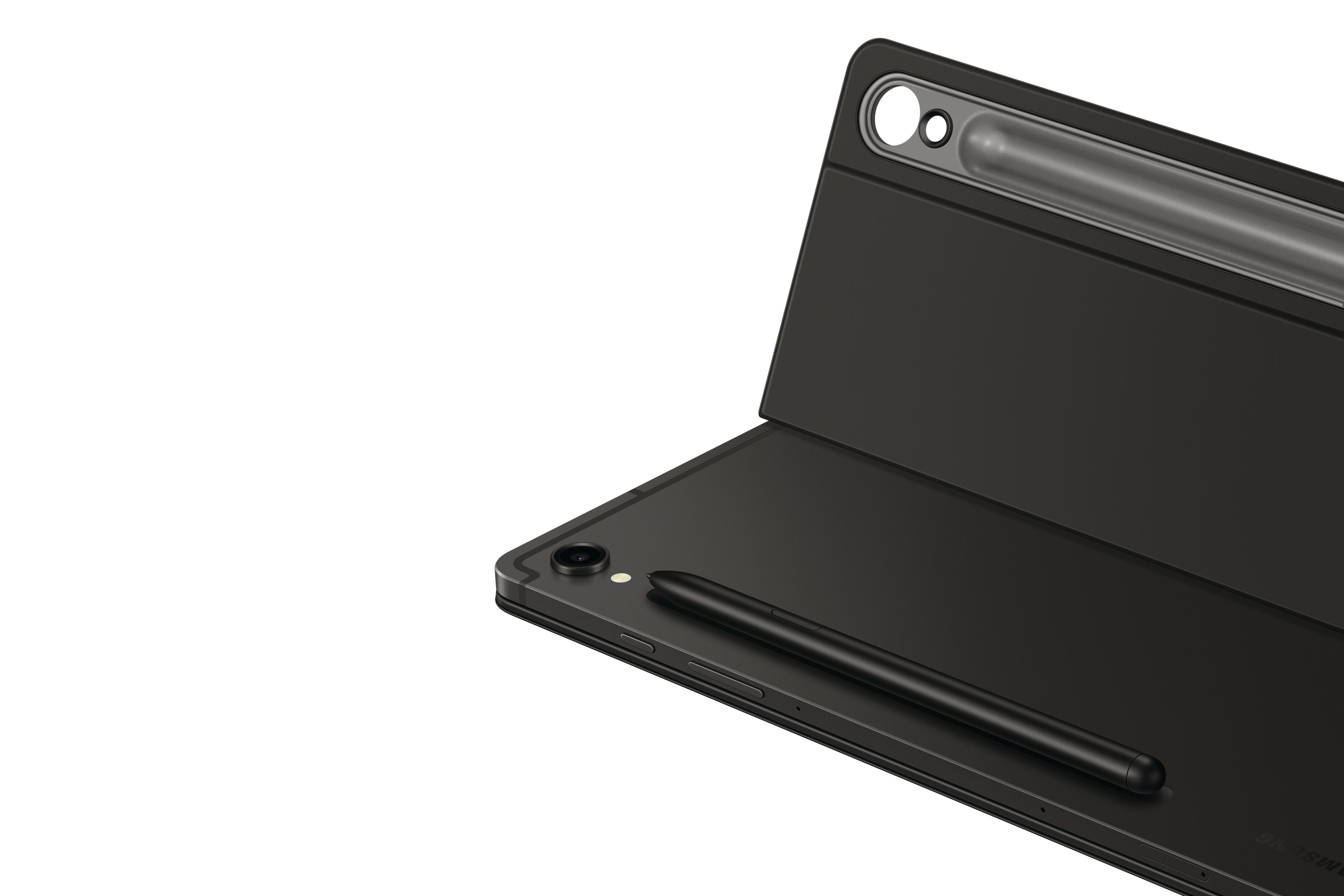Une tablette noire avec une housse et un stylet attachés. La tablette est sur fond blanc. Le stylet est placé sur la tablette.