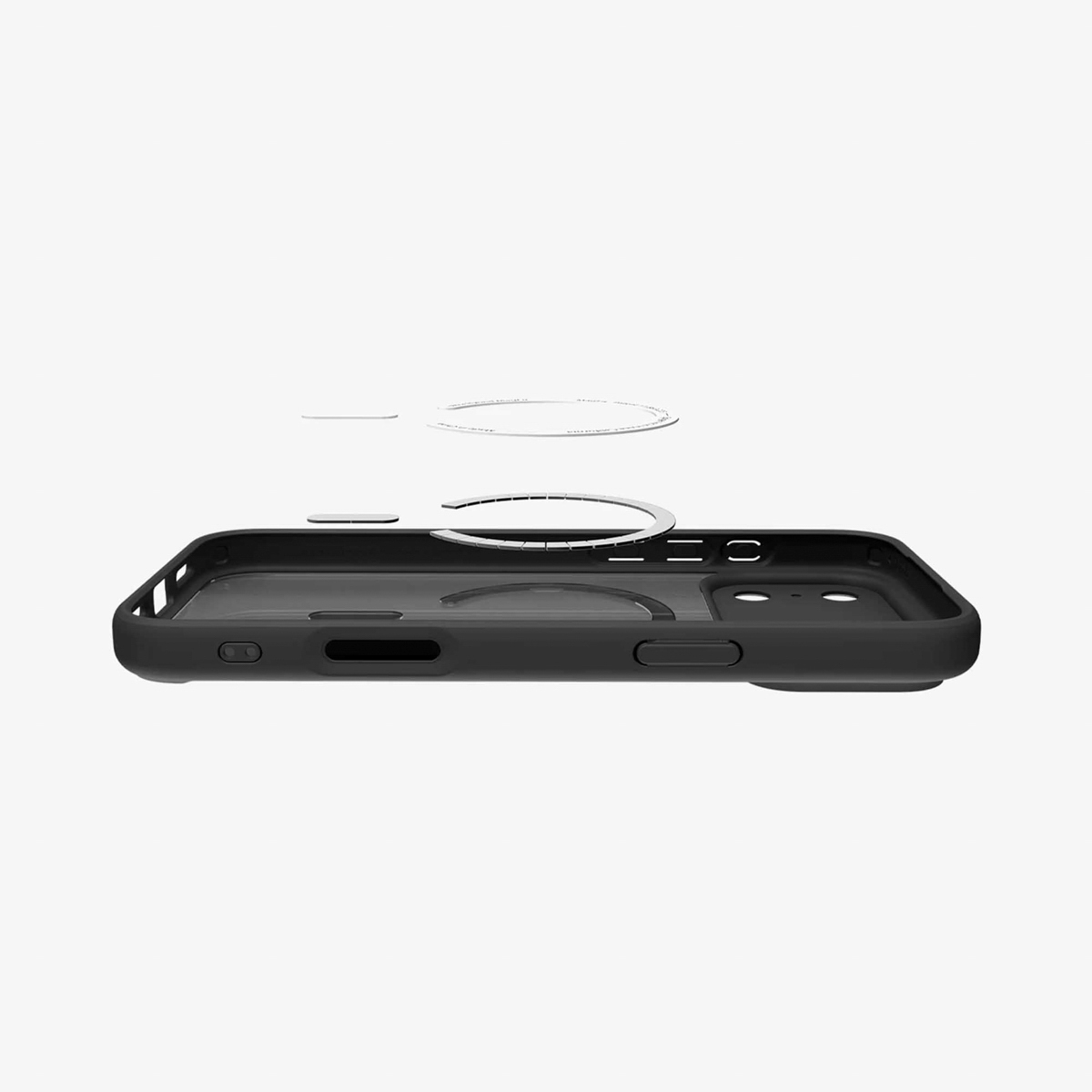 Coque de téléphone noire avec anneau magnétique, partiellement démontée. Fond blanc. Vue de dessus, montrant le côté et les composants.