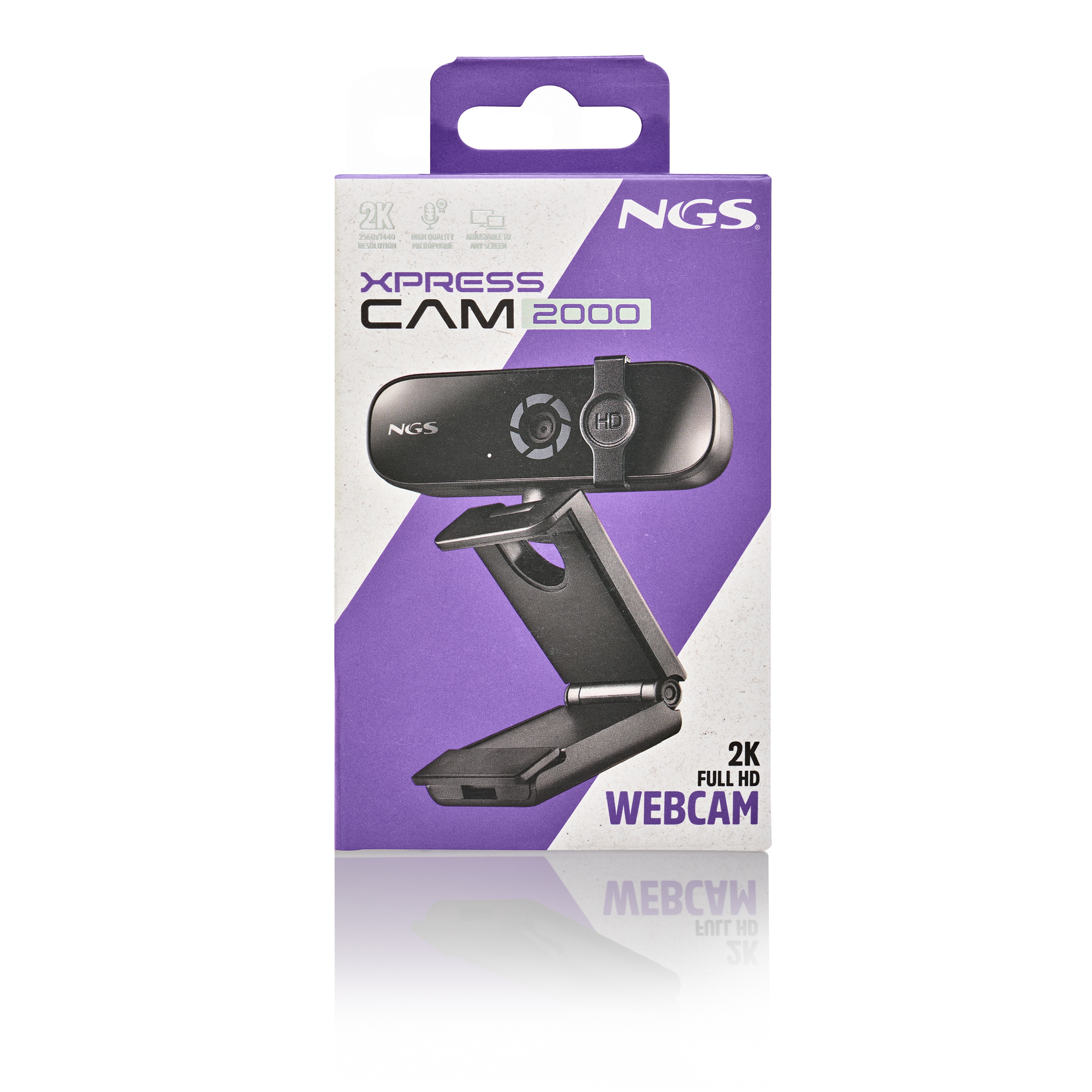 Una scatola nera di webcam NGS Xpress Cam 2000 su una superficie bianca. La scatola ha un'illustrazione di webcam.