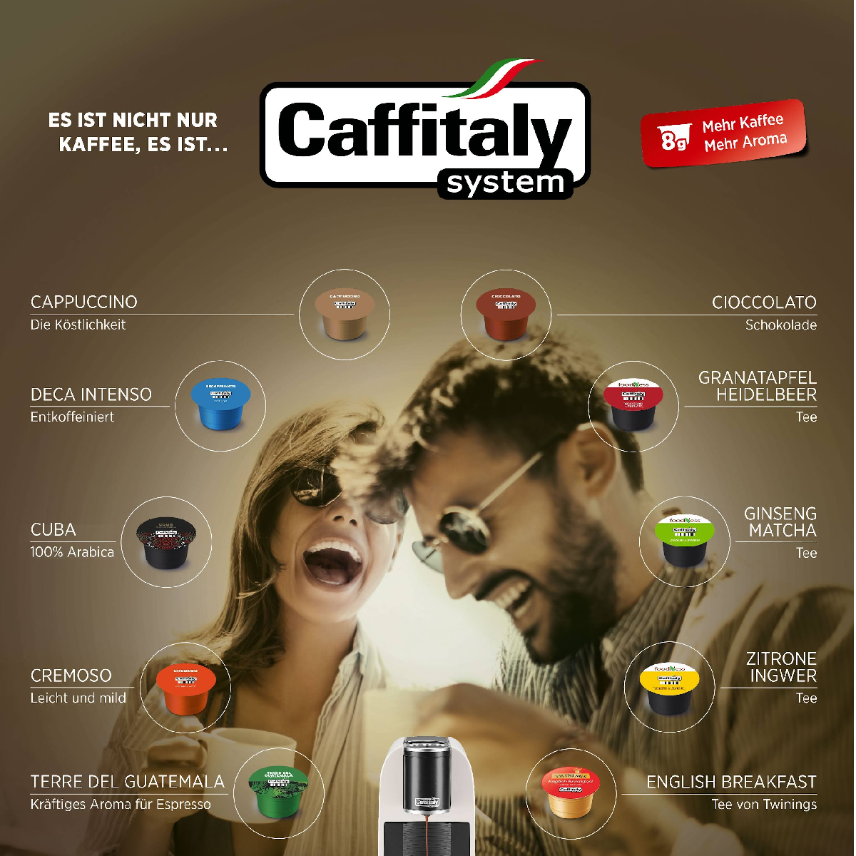 Ein lächelndes Paar, umgeben von Kaffee- und Tee-Pods. Markenname 'Caffitaly' und verschiedene Geschmacksrichtungen. Kaffeemaschine unten.