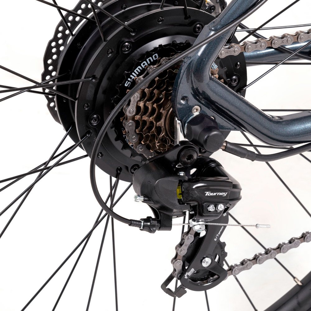 Nahaufnahme des Hinterrads eines Fahrrads. Das Rad hat eine Scheibenbremse, Zahnräder und eine Kette. Die Shimano-Komponenten sind sichtbar.