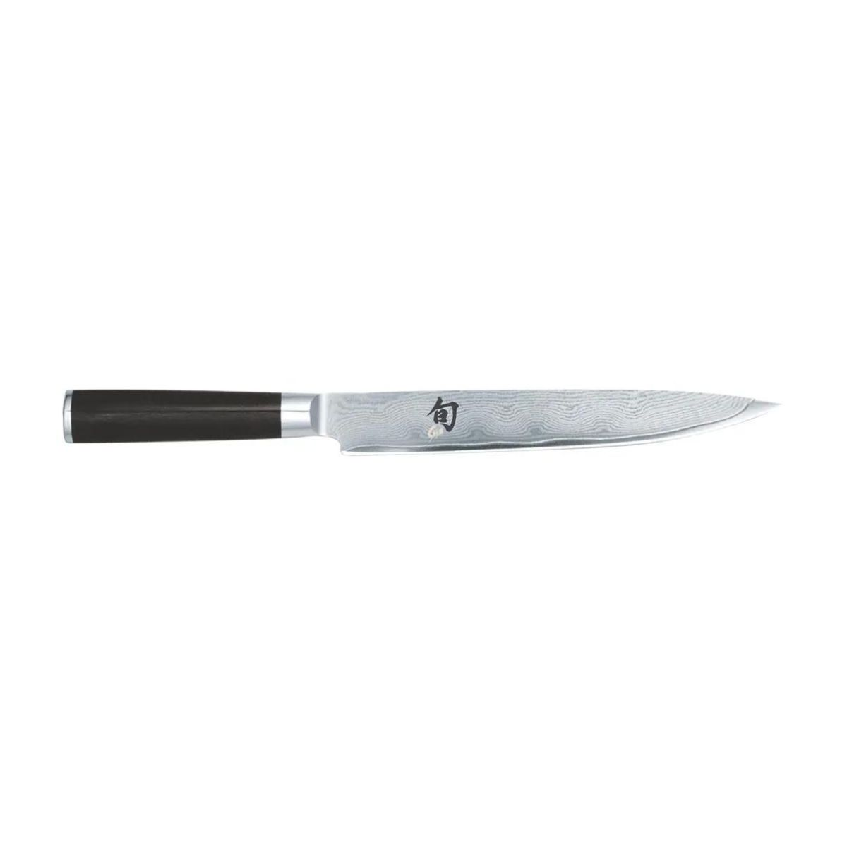 Ein Küchenmesser mit schwarzem Griff und silberner Klinge. Die Klinge hat ein Muster. Der Hintergrund ist weiß.
