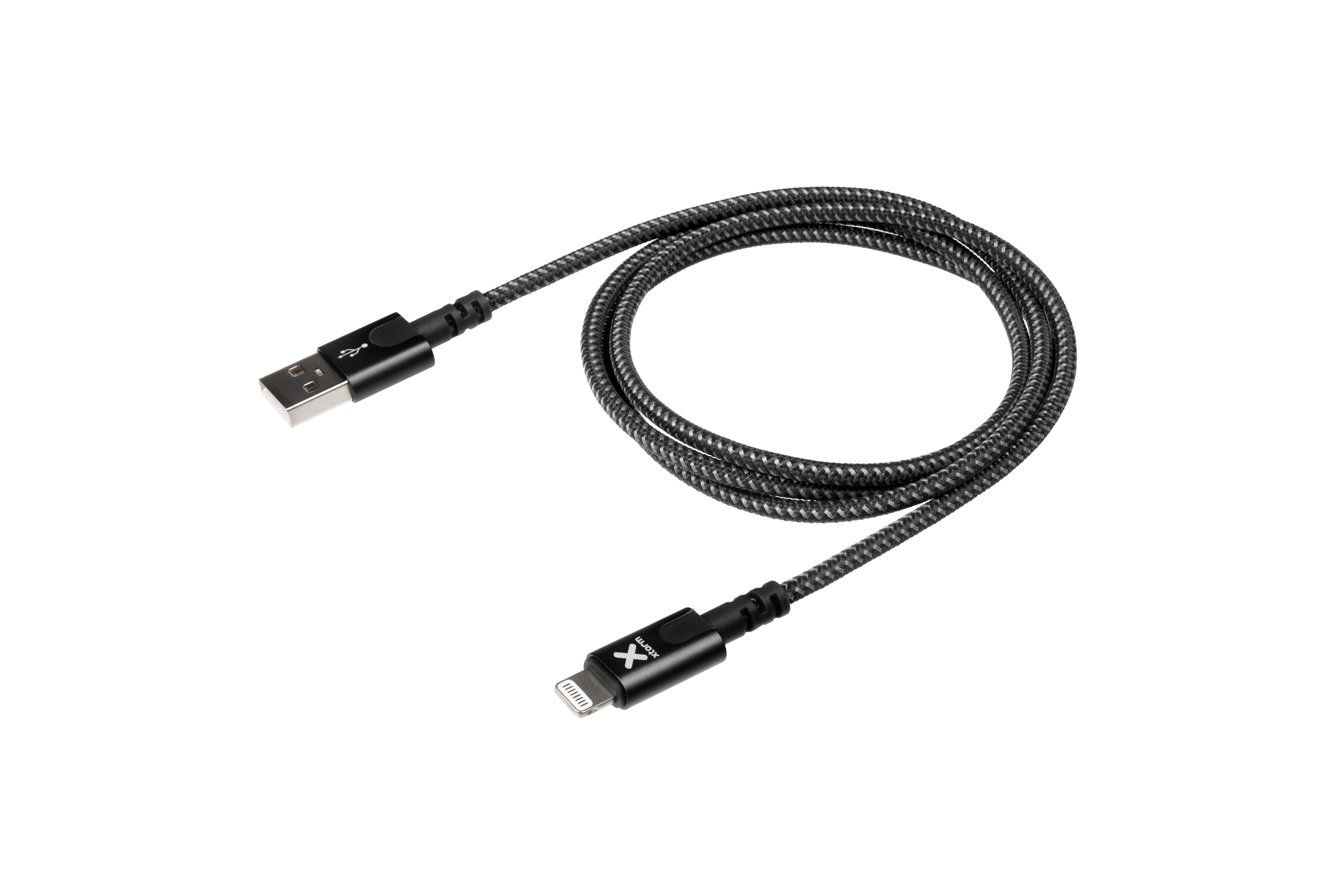 Un cavo da USB a Lightning nero e grigio su sfondo bianco. Il cavo è arrotolato.
