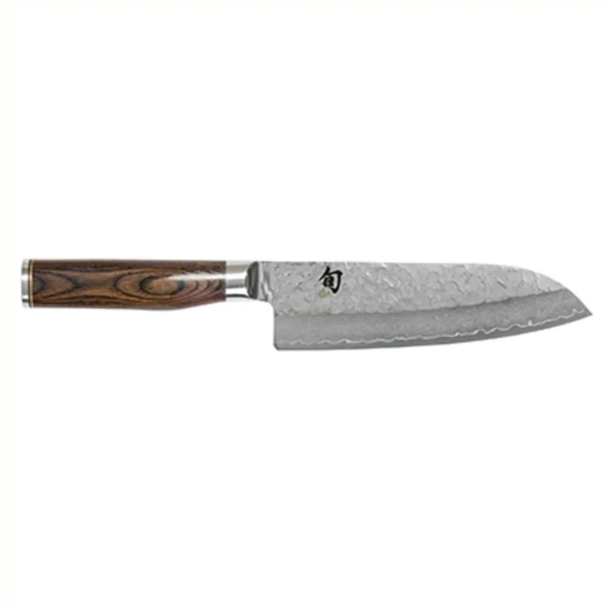 Un couteau de cuisine japonais avec un manche en bois et une lame texturée. La lame est argentée, le manche est en bois foncé avec des accents argentés.