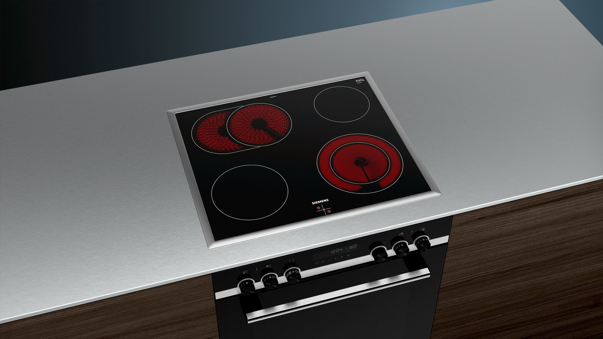 Czarna płyta indukcyjna Siemens z czterema palnikami. Na dwóch palnikach widoczne są czerwone cewki. Płyta stoi na metalowej powierzchni.