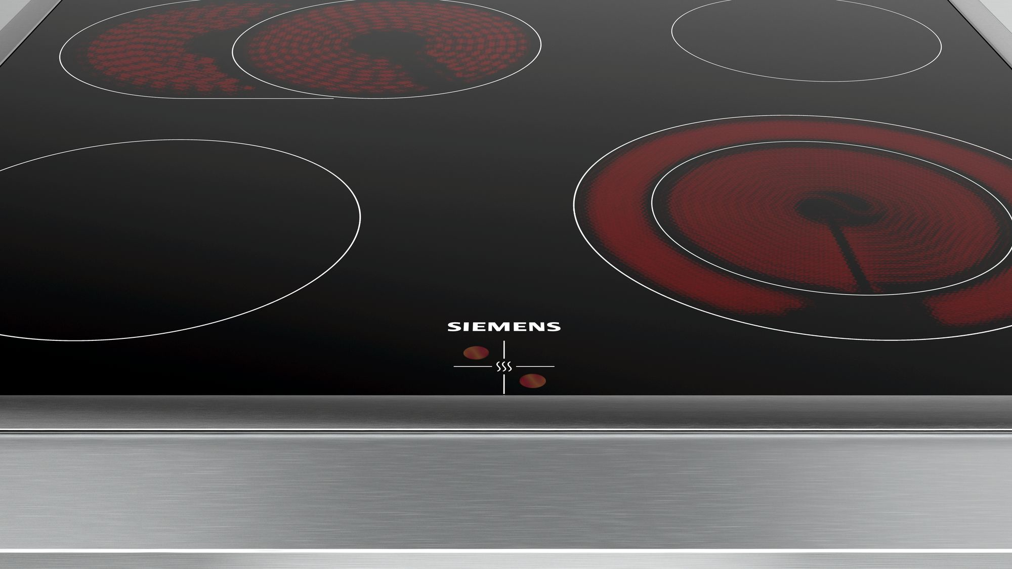 Czarna płyta indukcyjna Siemens z czterema palnikami, dwa czerwone, dwa czarne. Podstawa ze stali nierdzewnej.