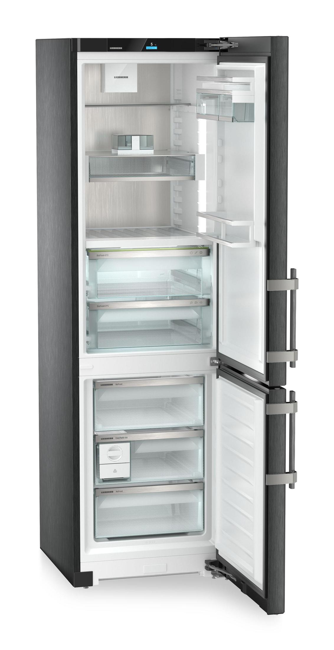 Een open koelkast met meerdere planken en laden. De deuren staan open en onthullen het interieur. Diverse voedselcontainers zijn zichtbaar.