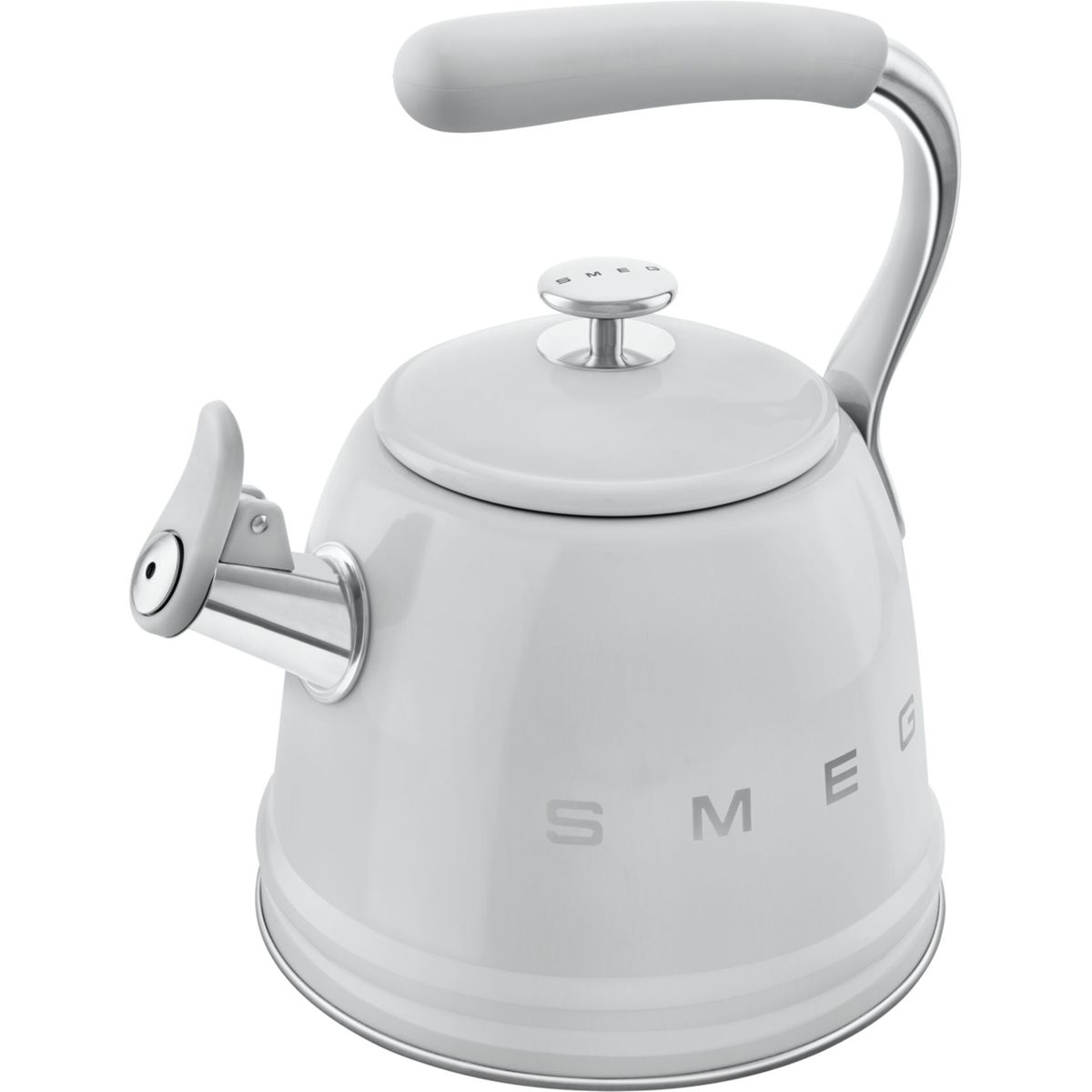 Una tetera SMEG gris claro. Tiene un asa curva, una tapa con un pequeño pomo y un pico con palanca. La palabra SMEG es visible en el lateral.