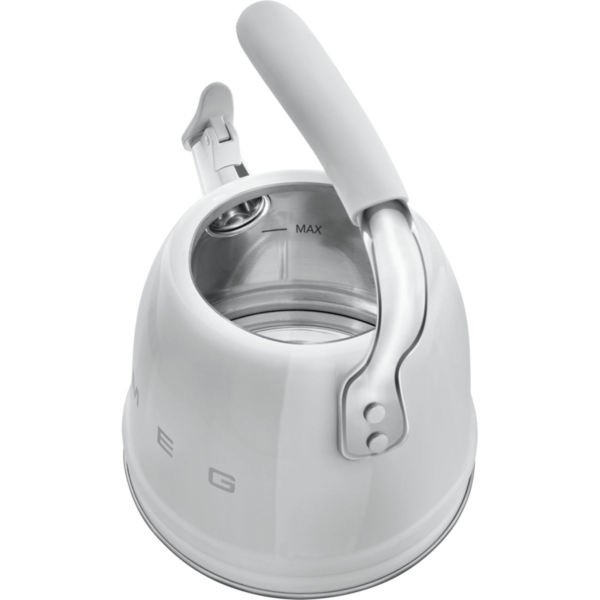 Una tetera Smeg blanca. Tiene un asa y un pico. La tetera está sobre un fondo blanco.