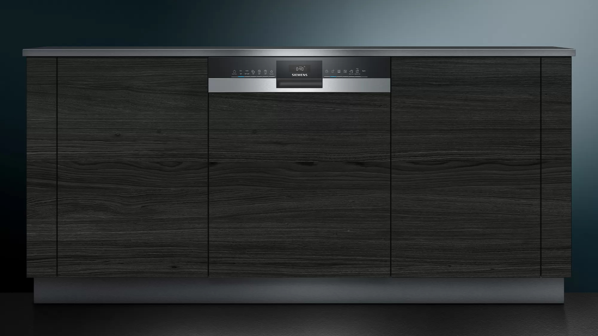 Une armoire en bois sombre avec un lave-vaisselle Siemens intégré. L'écran du lave-vaisselle affiche une minuterie. Le fond est bleu foncé.