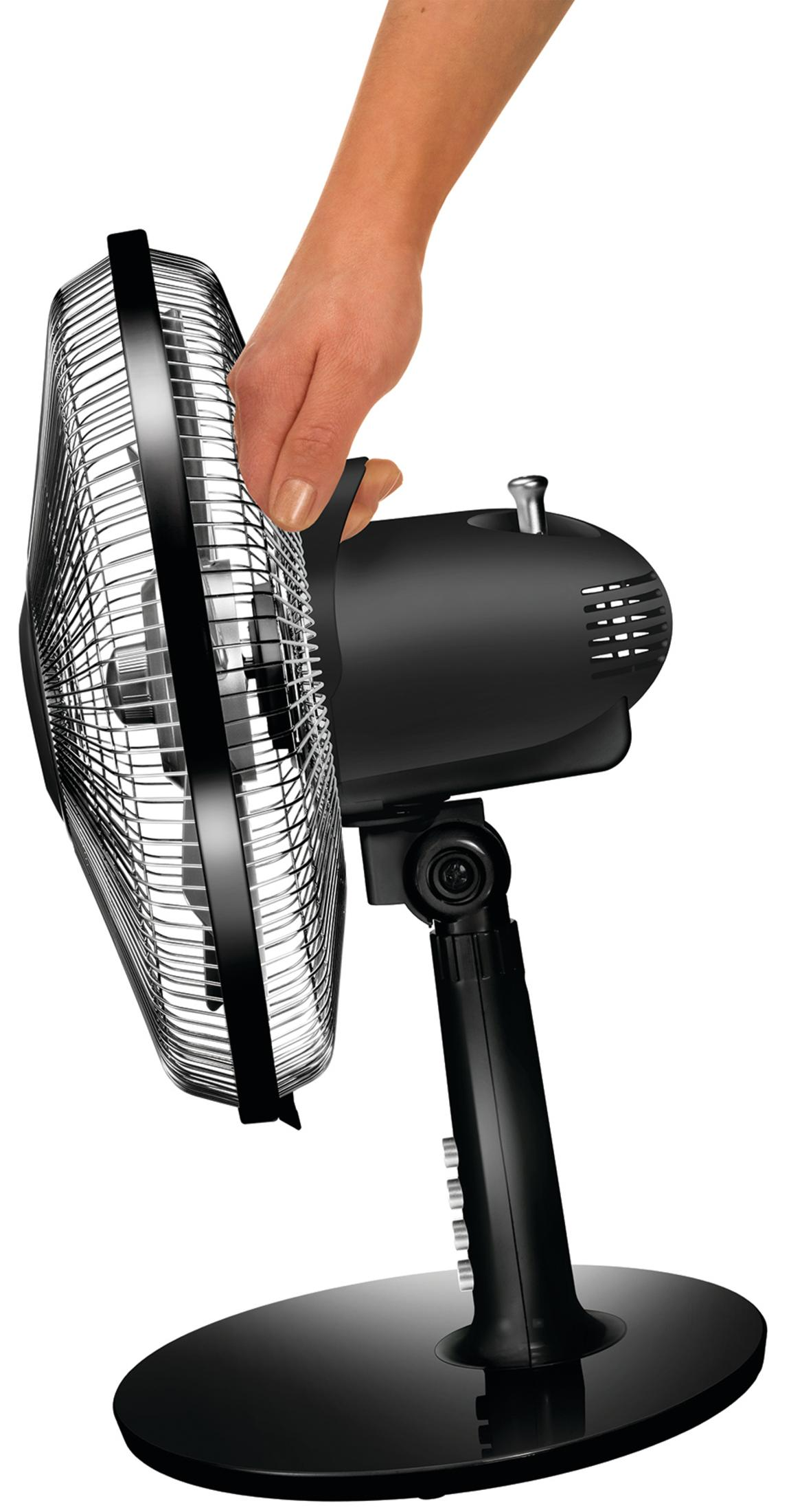 Ein schwarzer Tischventilator, bei dem eine Hand den Lüfterkäfig hält. Der Ventilator steht auf einem schwarzen Ständer und hat einen silbernen Knopf.