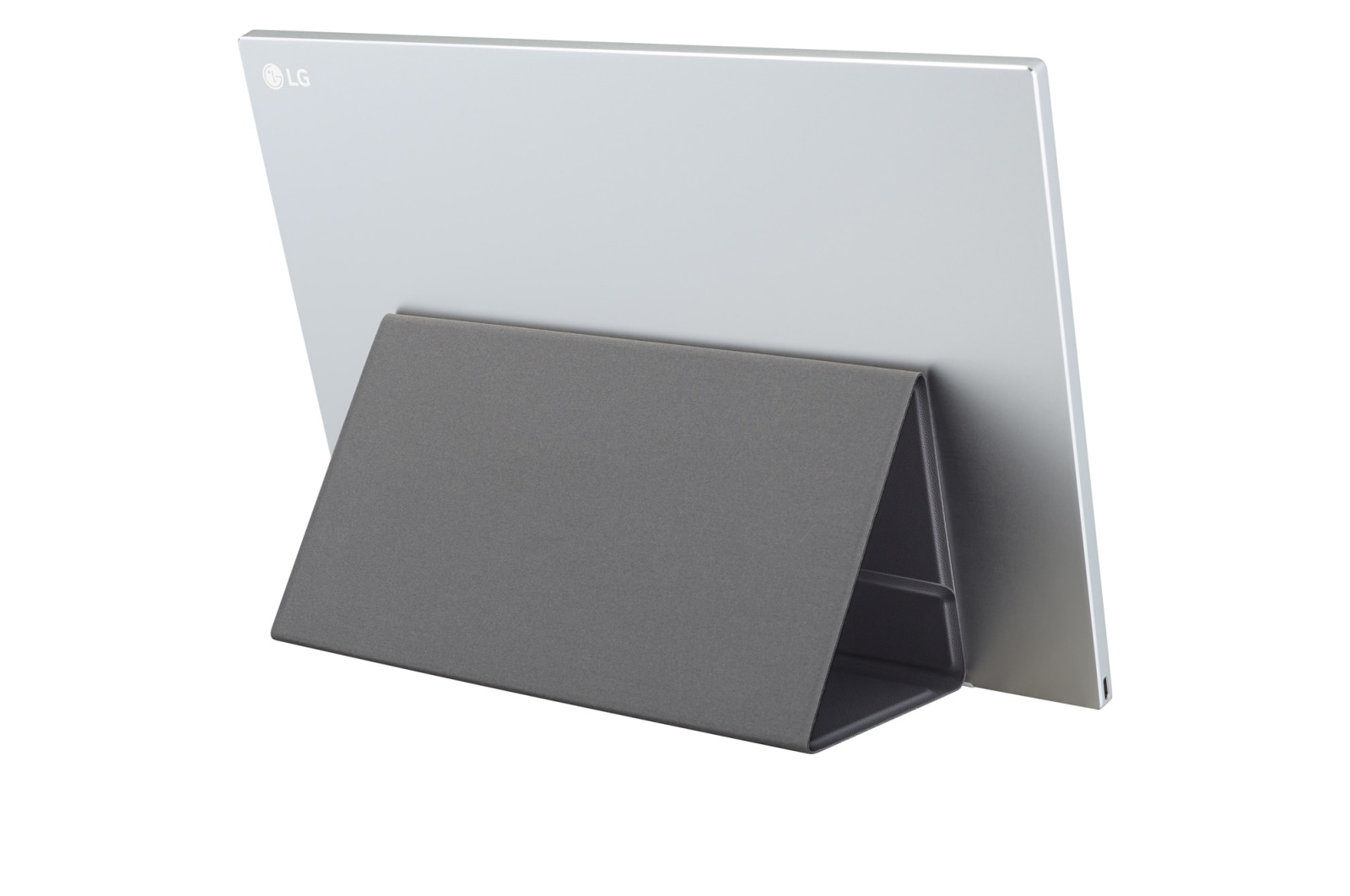 Srebrny tablet jest podparty szarą podstawką na białej powierzchni. Widoczne jest logo LG.