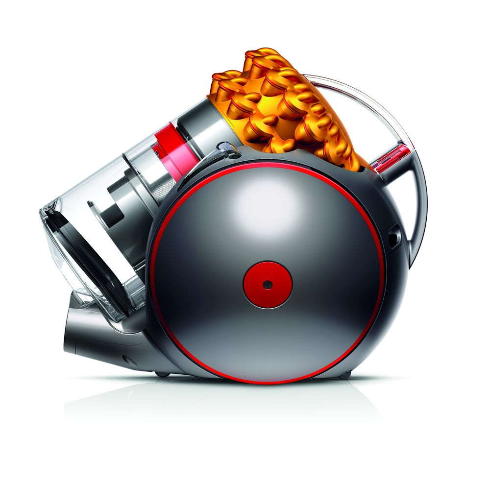 Ein Dyson-Staubsauger mit silbernem und rotem Design. Er hat einen transparenten Staubbehälter, einen grauen Hauptkörper und einen gelben Filter.