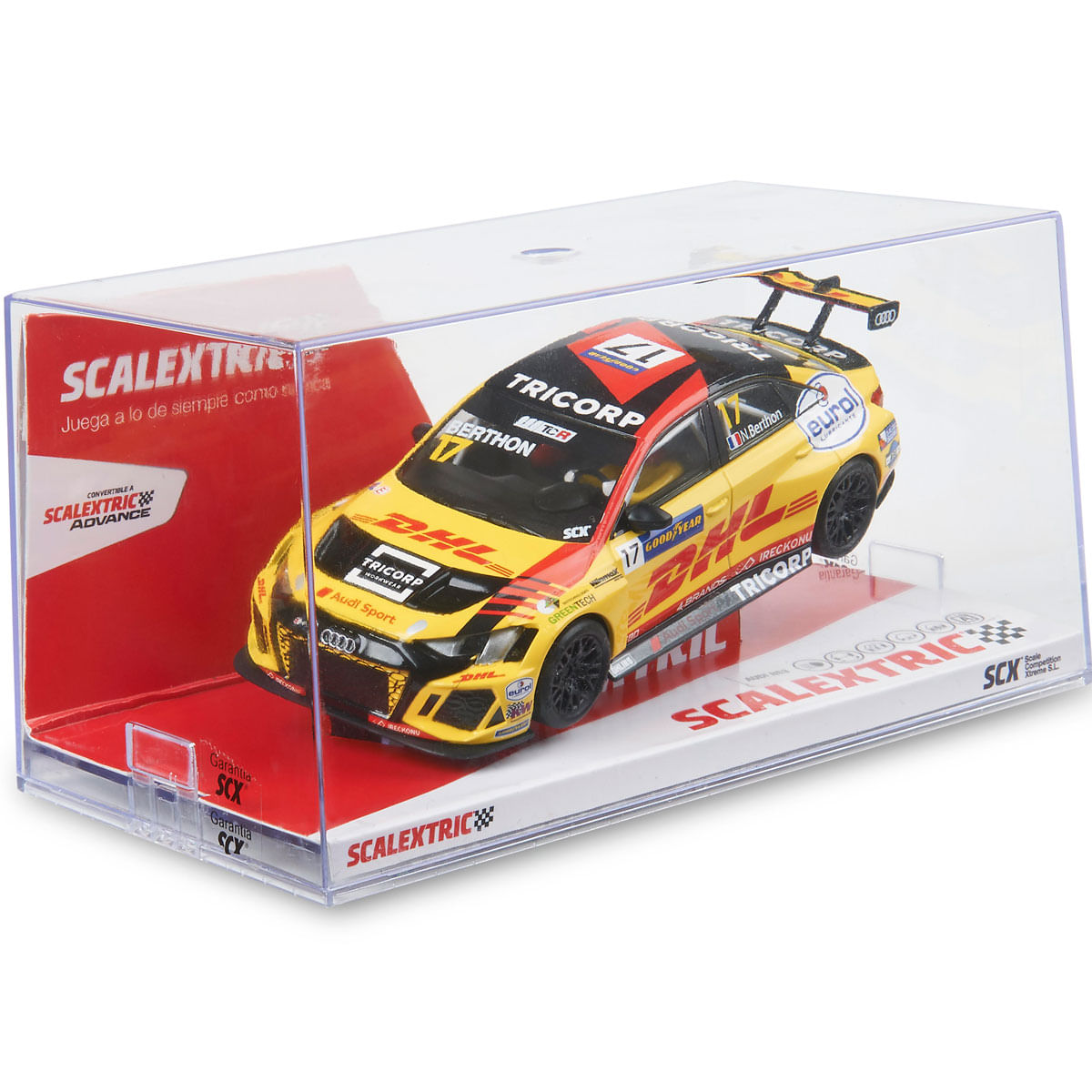 Un modelo de coche de carreras amarillo DHL en una caja transparente. Tiene ruedas negras y logotipos de patrocinadores. La caja está sobre una base blanca.