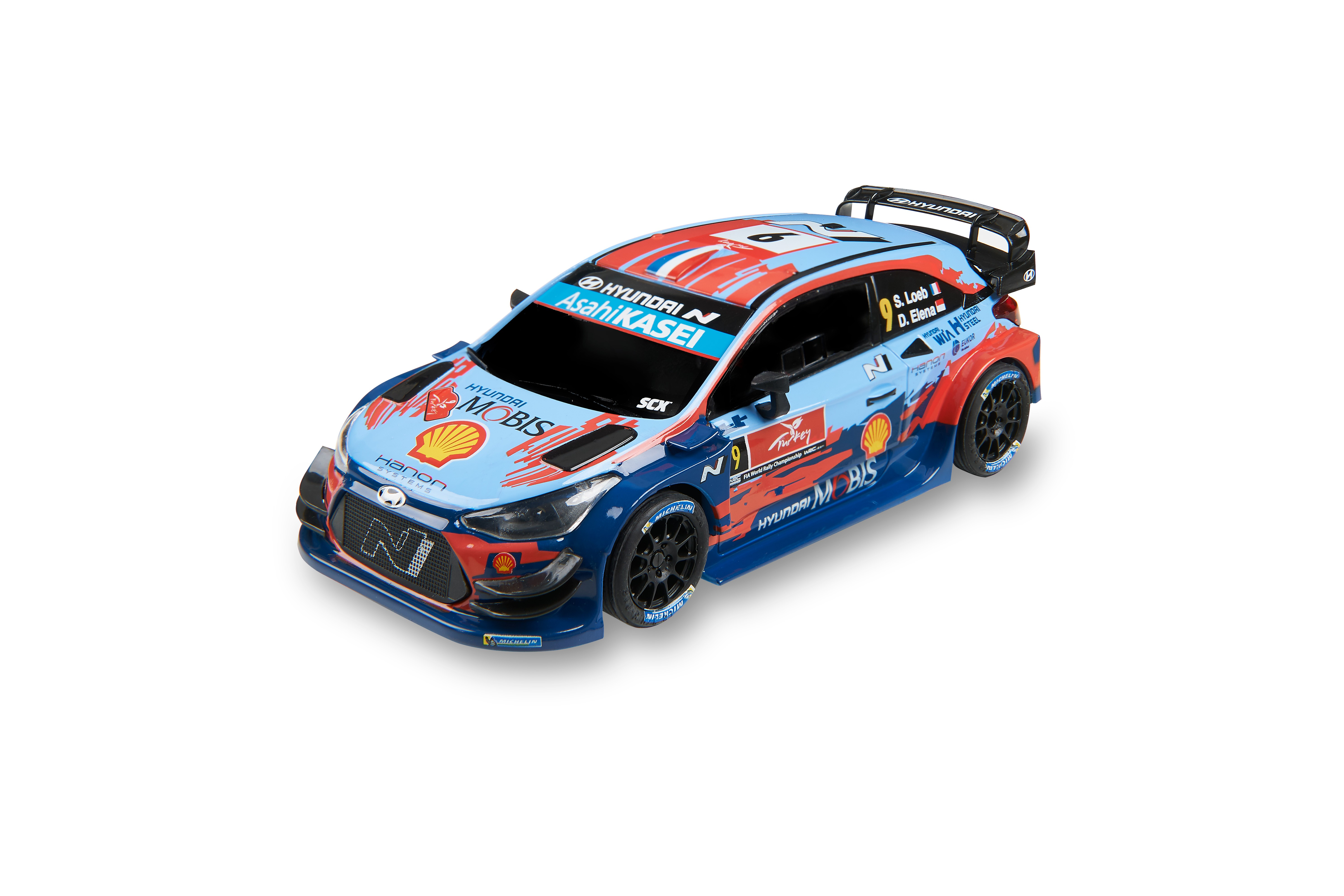 Un coche de carreras Hyundai azul y rojo con logotipos de patrocinadores sobre fondo blanco.