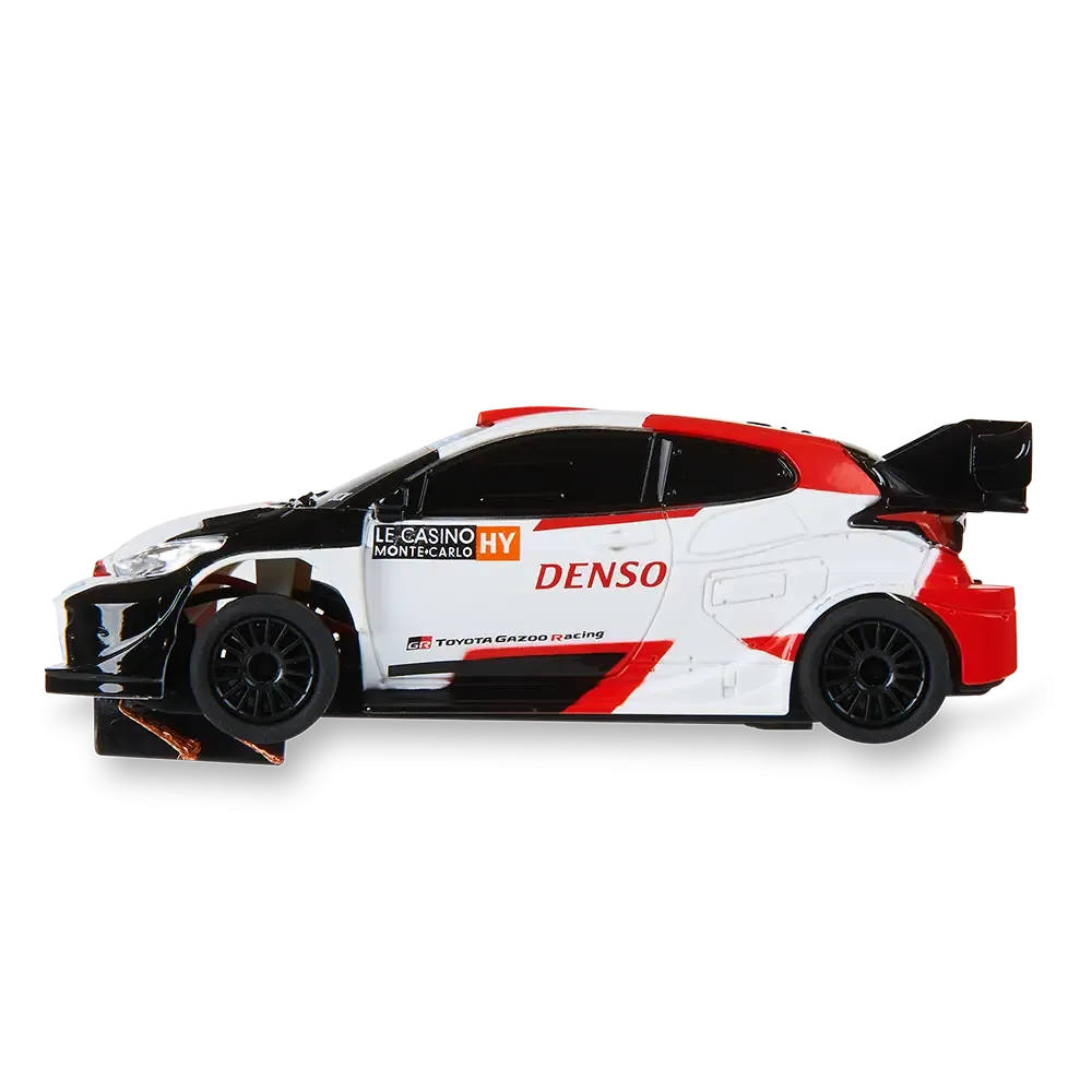 Un coche de carreras blanco, rojo y negro con ruedas negras y un alerón. Tiene logotipos de patrocinadores en el lateral y sobre fondo negro.