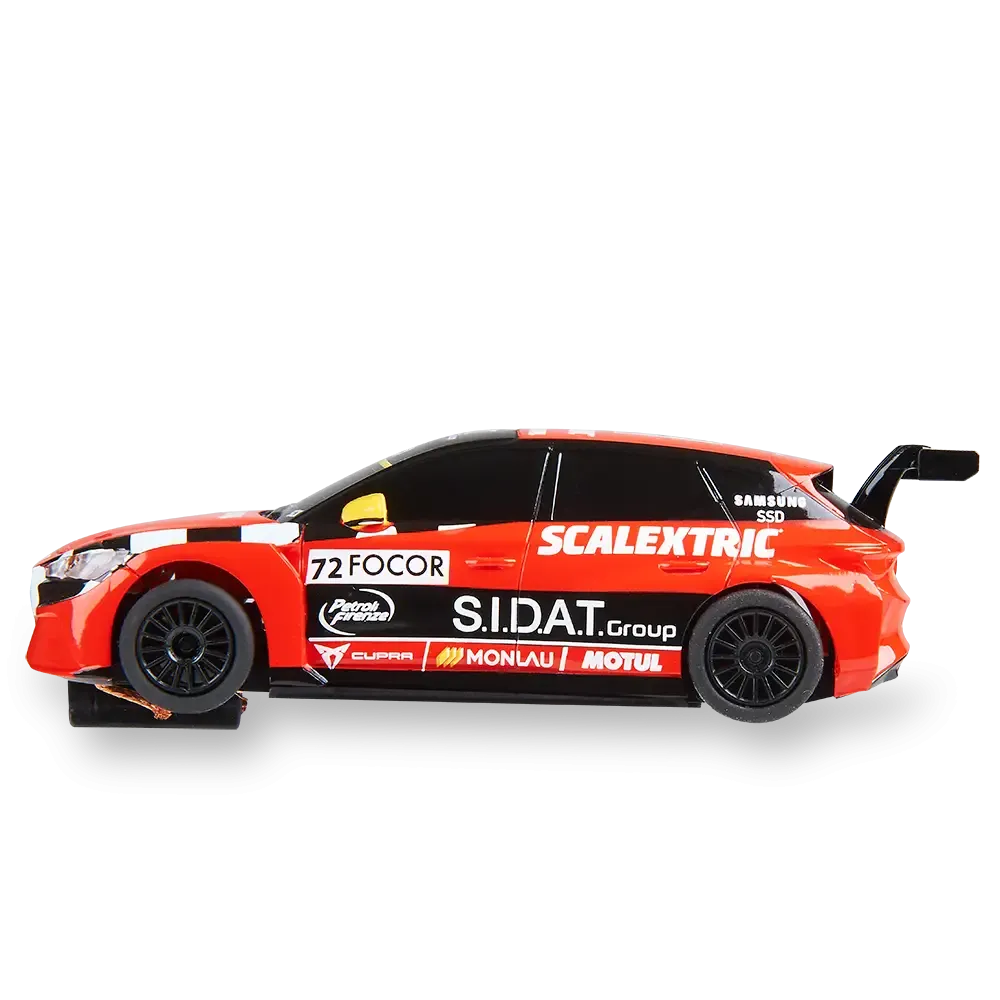 Un coche de carreras rojo y negro de juguete con logotipos de patrocinadores. Cuenta con ruedas y alerón trasero. El coche está sobre una superficie negra.