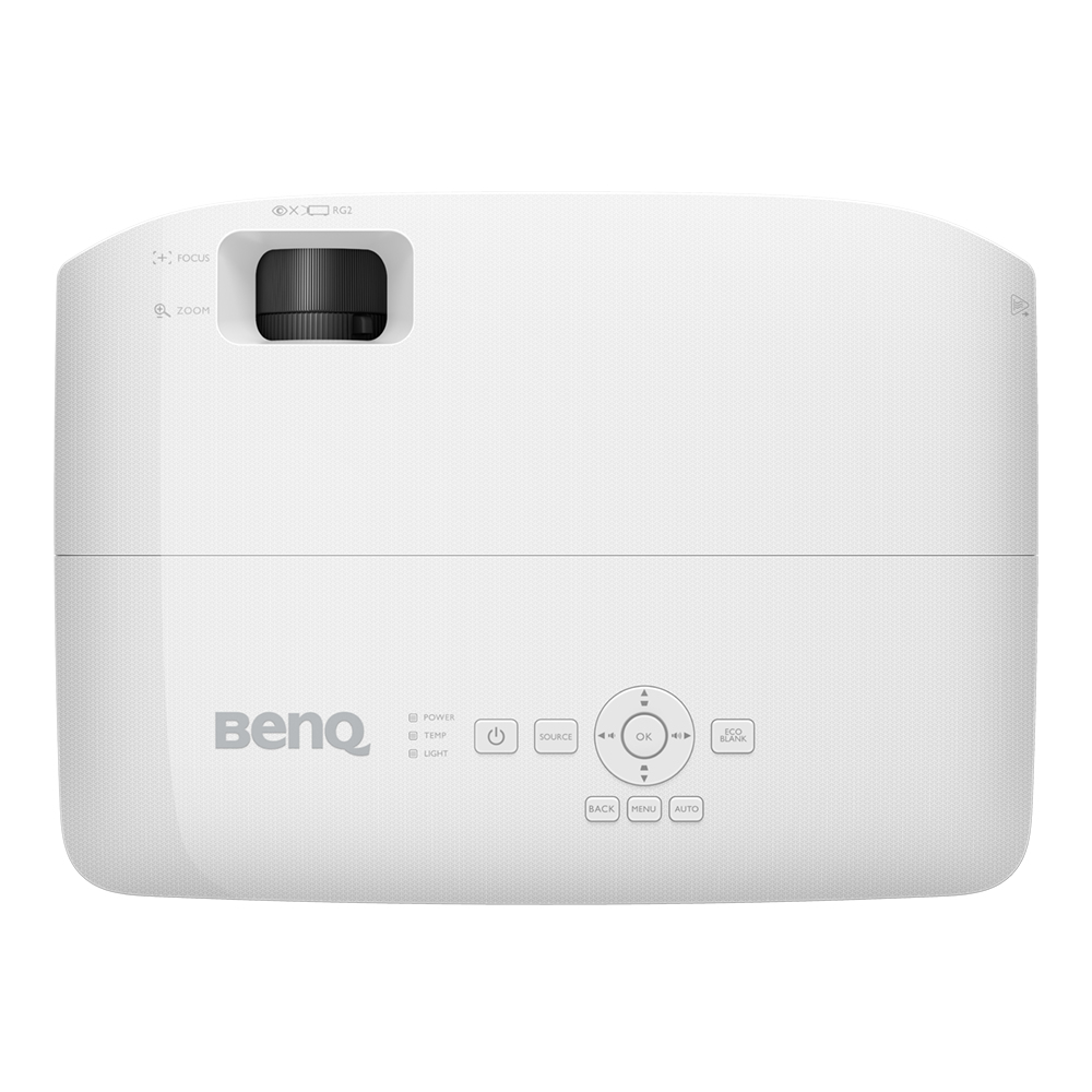 Un proiettore BenQ bianco è mostrato dall'alto. Ha pulsanti per l'accensione, la sorgente e il menu. Ha anche una lente e comandi di messa a fuoco.