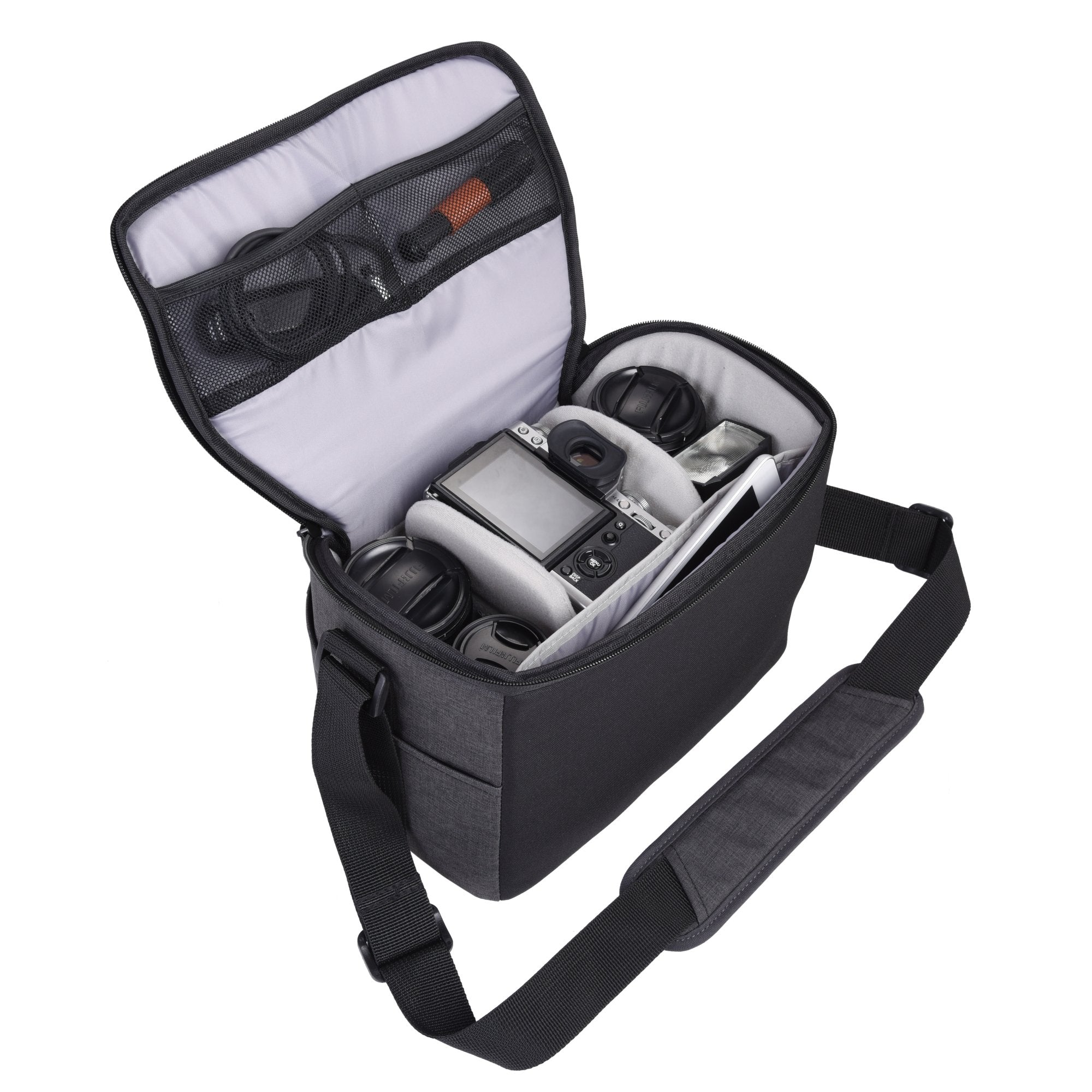Bolsa de cámara abierta con cámara, lentes y accesorios. Bolsa negra con correa para el hombro. Fondo blanco.