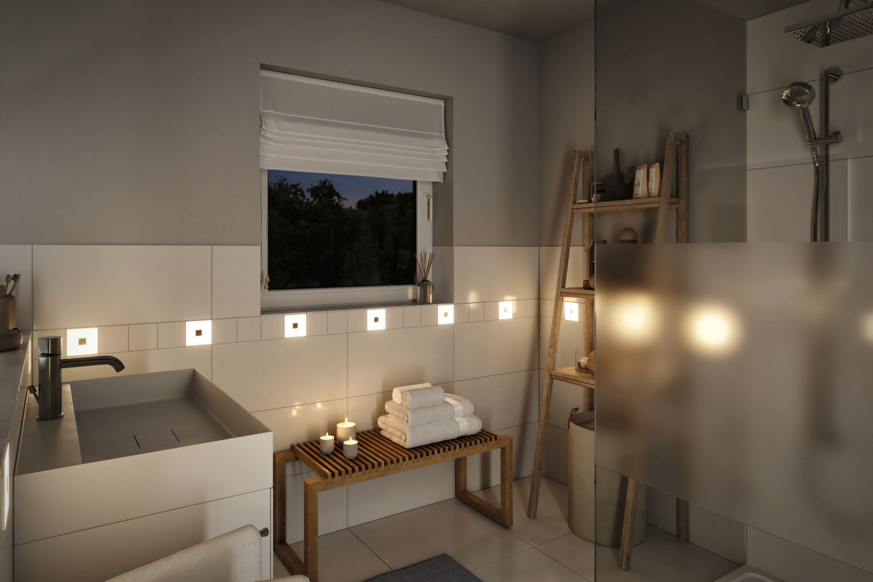 Bagno con candele, asciugamani e una finestra con vista sugli alberi. Include doccia, lavandino e scala in legno.