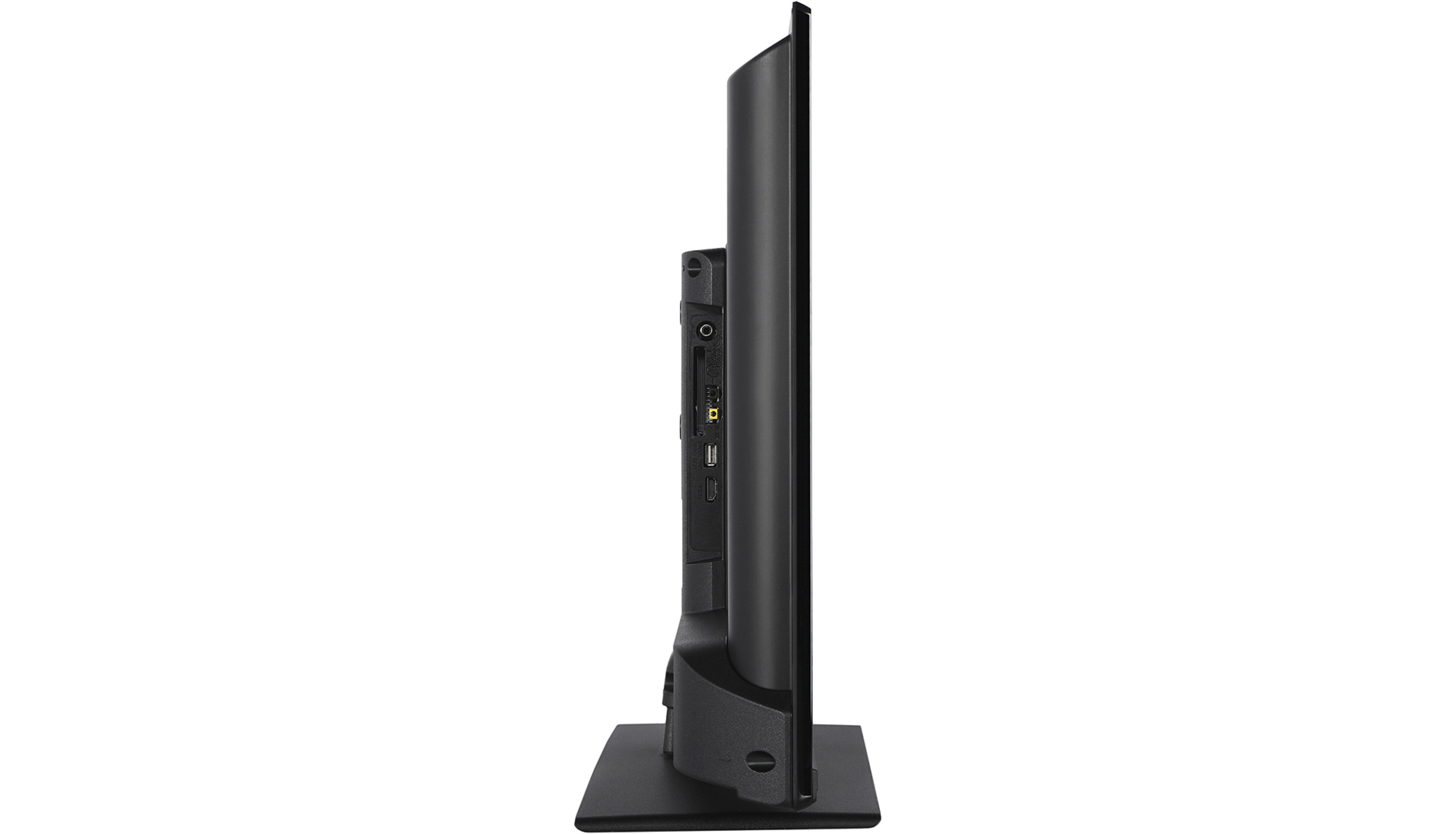 Czarny telewizor stoi pionowo. Widok z boku pokazuje porty, podstawę i cienką ramkę. Na białym tle.