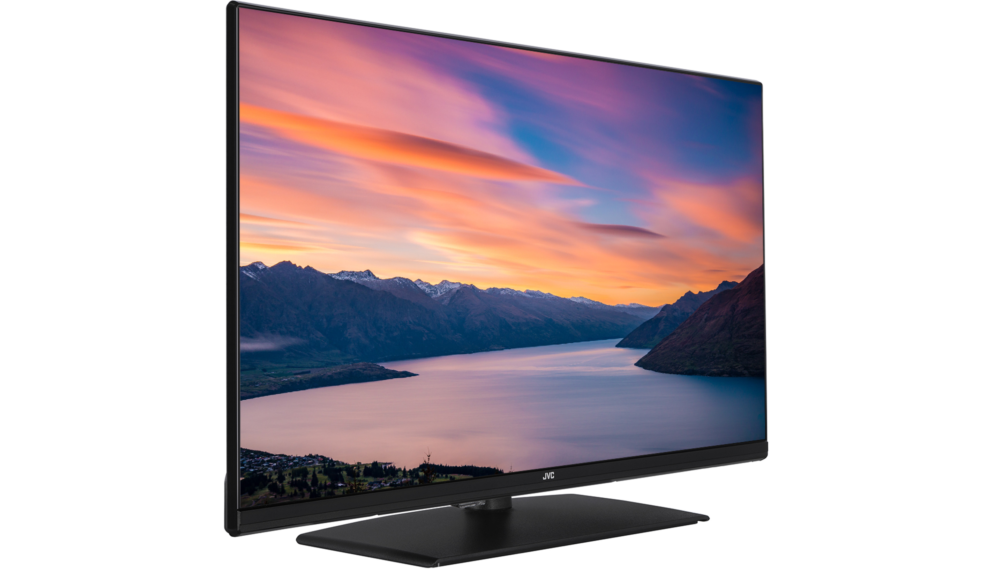 Telewizor JVC wyświetla krajobraz gór, jeziora i kolorowego nieba. Telewizor ma czarną podstawę.