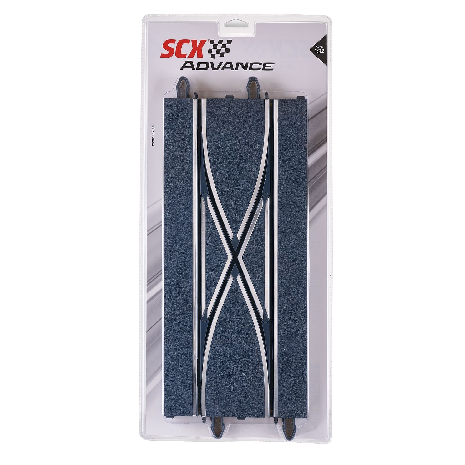 Una pieza de pista de coche de ranura SCX Advance azul oscuro en su embalaje, escala 1:32. La pista tiene líneas plateadas y un diseño de cruce complejo.