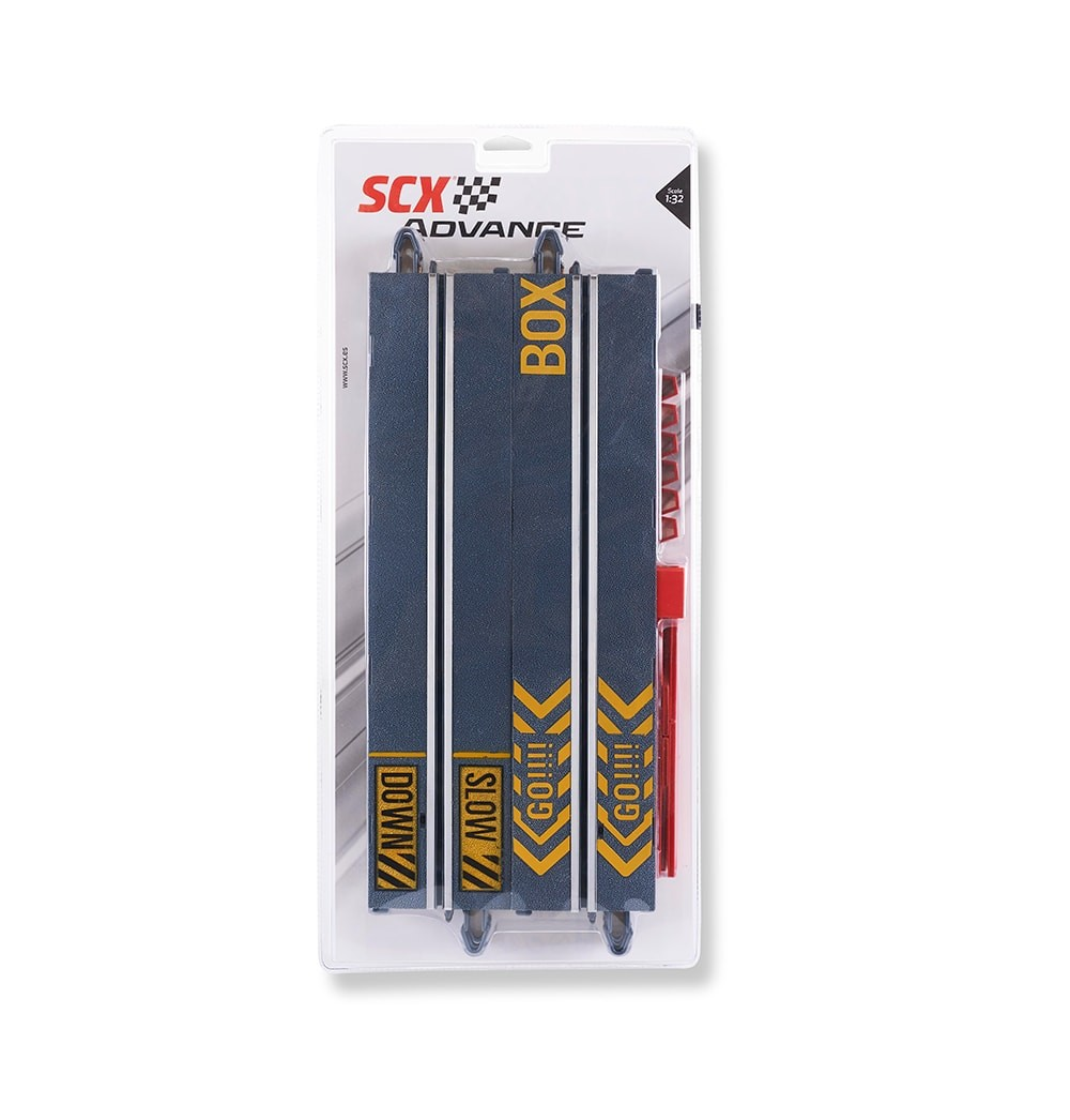 Una pieza de pista SCX Advance empaquetada, azul oscuro con texto amarillo: DOWN, SLOW, GO!!!!, GO!!!!. Líneas blancas separan secciones. Estuche de plástico transparente.