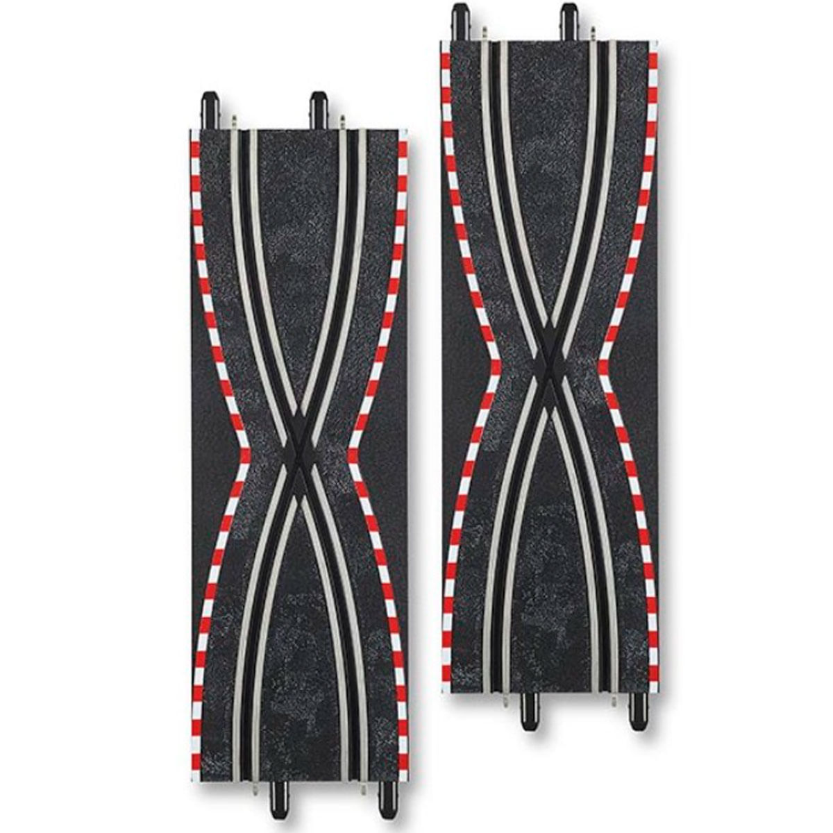 Dos pistas de coches ranurados negras con bordes a rayas blancas y rojas. Las pistas tienen carriles blancos que se cruzan y conectores negros en los extremos.