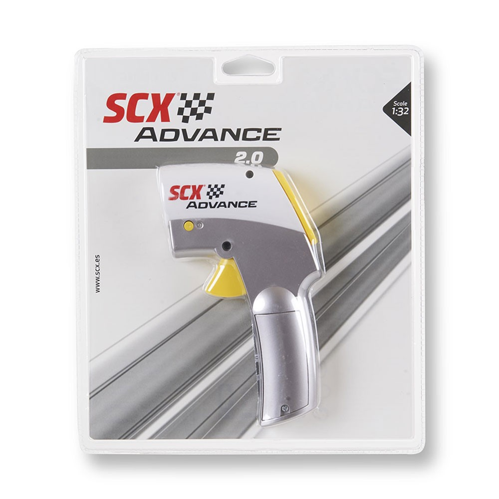 Un mando SCX Advance 2.0 gris, amarillo y blanco en un blíster transparente, con la marca SCX y escala 1:32.