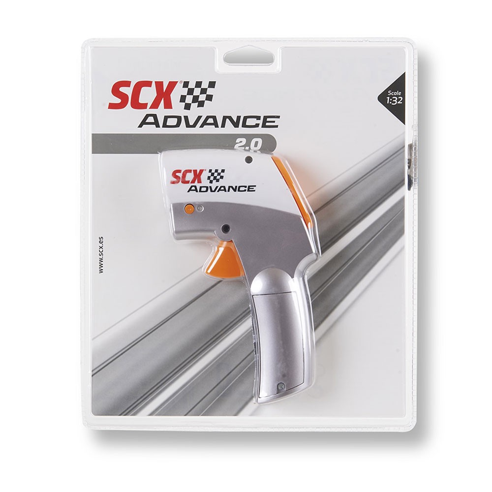 Un controlador SCX Advance 2.0 empaquetado. Es gris, naranja y blanco, en un blíster transparente, con el logotipo de SCX.