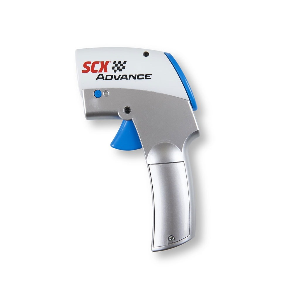 Un controlador SCX Advance plateado y blanco. Tiene un gatillo y detalles azules, con el nombre de la marca en rojo.