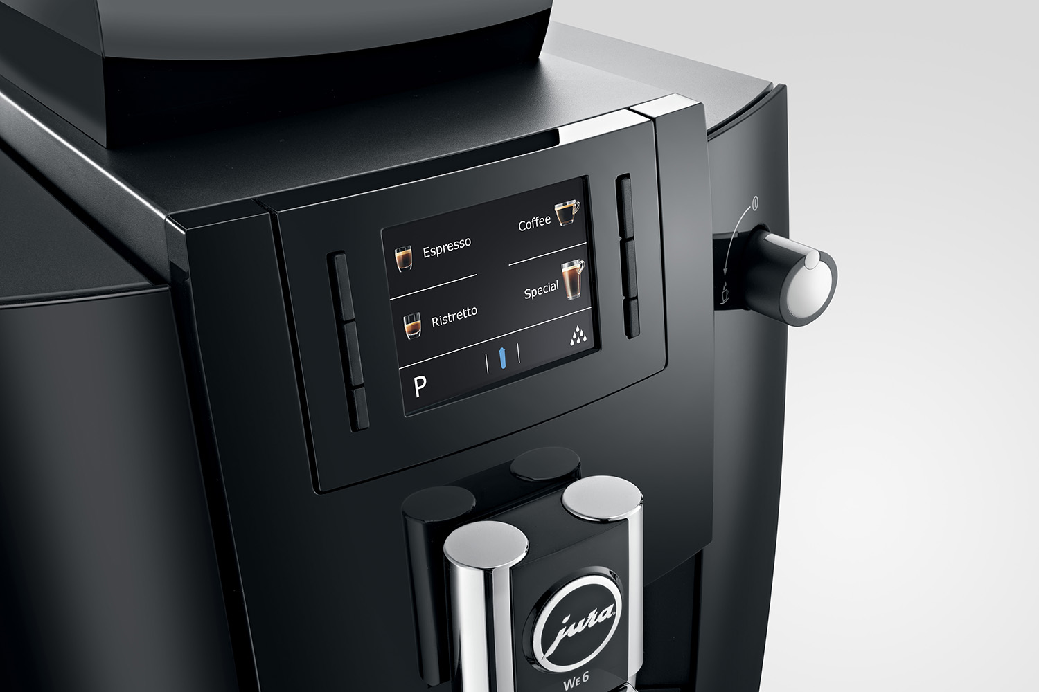 Macchina da caffè nera Jura WE6. Lo schermo mostra le opzioni del caffè. Manopola e dettagli argentati visibili. Sfondo bianco.