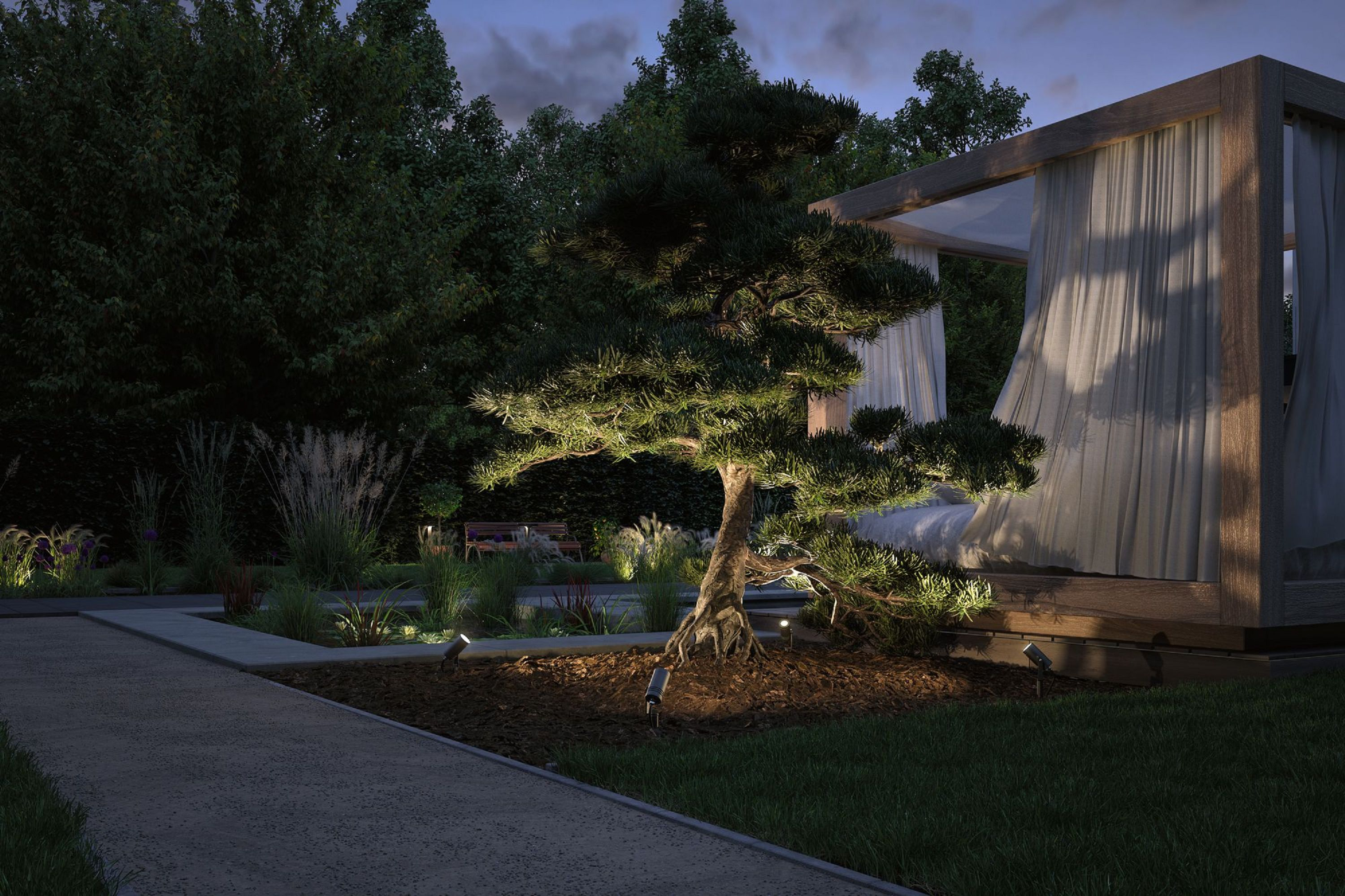 Oświetlona scena ogrodowa o zmierzchu. Widać drzewo z ławką, altaną i światłami. Ciemnozielone liście otaczają scenerię.